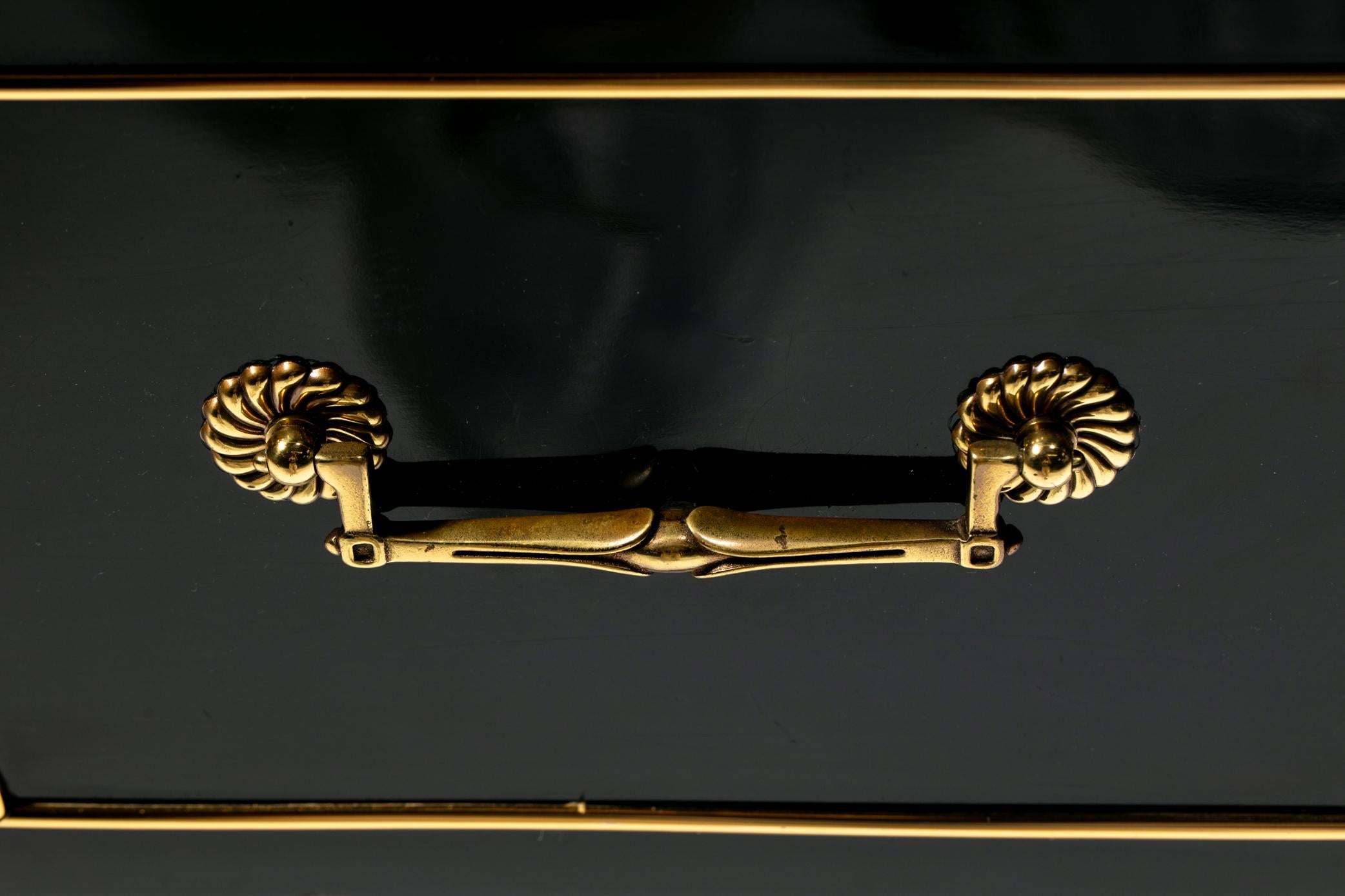 Commode Mastercraft en laque noire et laiton de style Régence hollywoodienne c.C. années 1970 en vente 9
