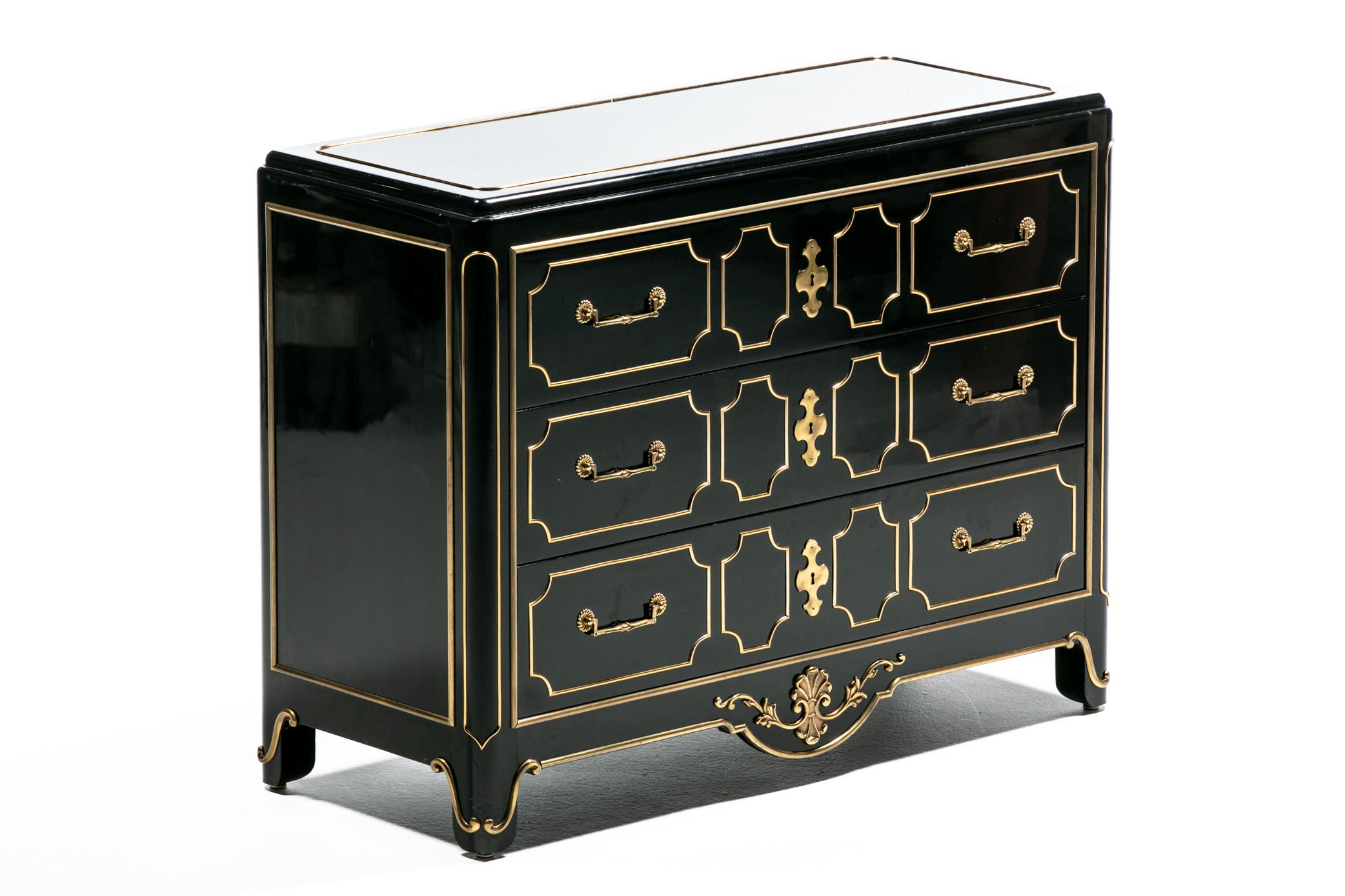 Hollywood Regency Commode Mastercraft en laque noire et laiton de style Régence hollywoodienne c.C. années 1970 en vente