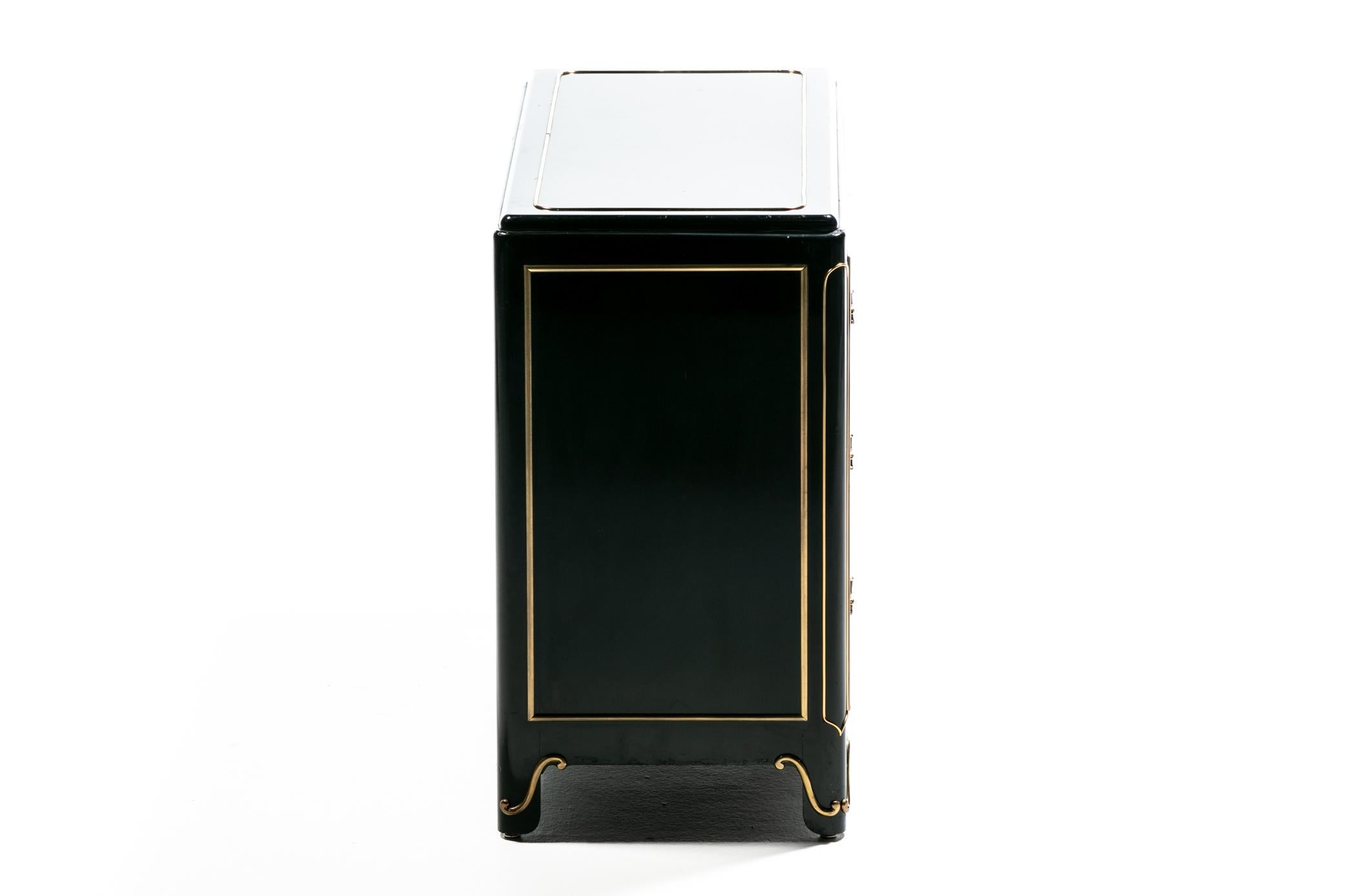 Américain Commode Mastercraft en laque noire et laiton de style Régence hollywoodienne c.C. années 1970 en vente