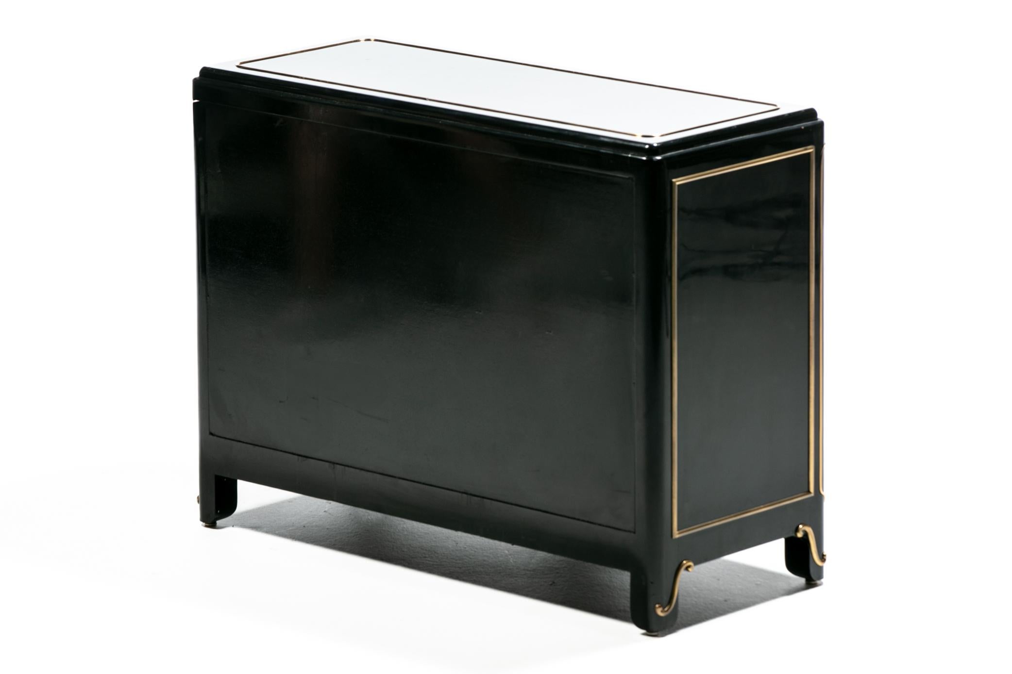 Laqué Commode Mastercraft en laque noire et laiton de style Régence hollywoodienne c.C. années 1970 en vente