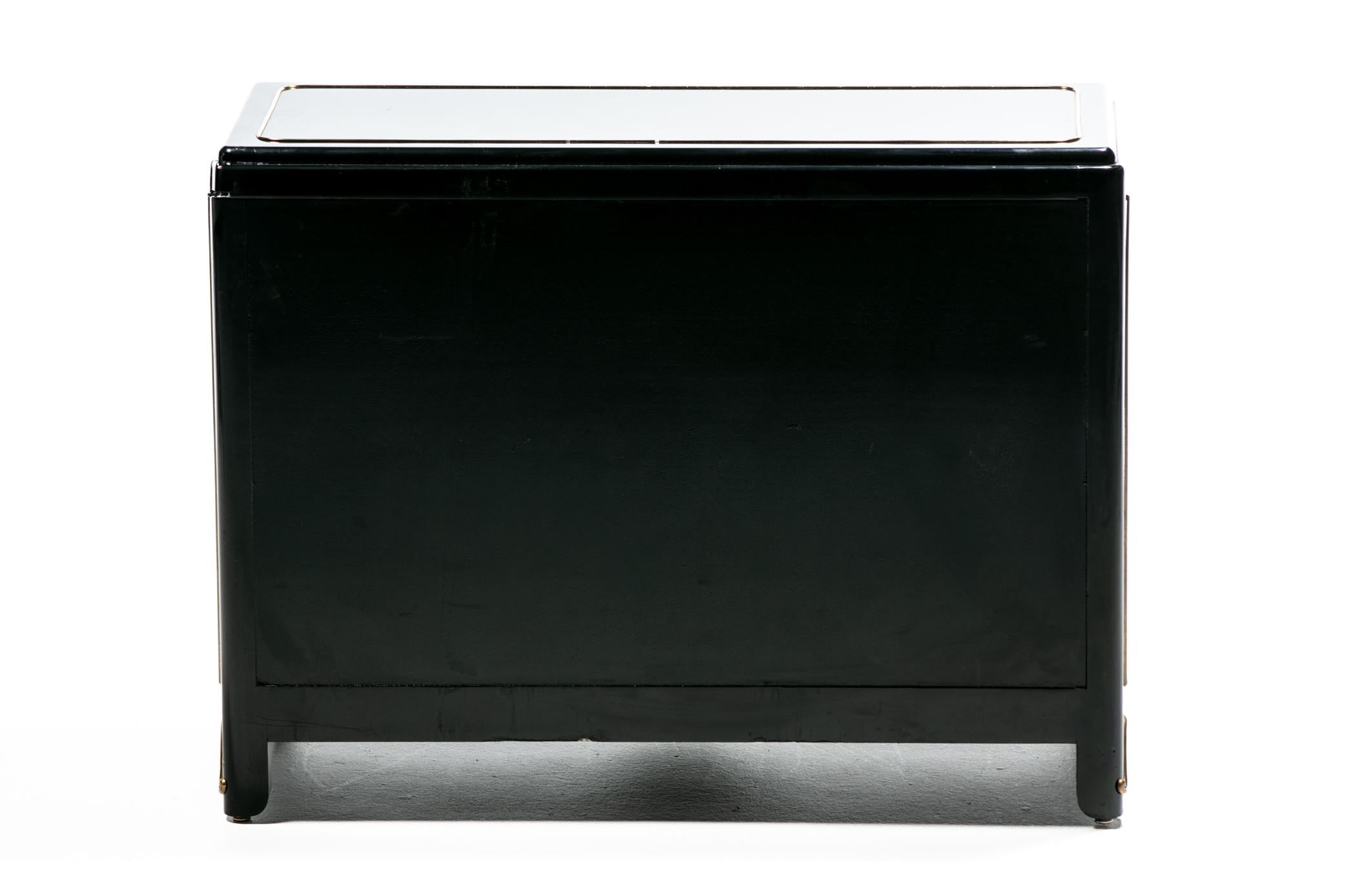Commode Mastercraft en laque noire et laiton de style Régence hollywoodienne c.C. années 1970 Bon état - En vente à Saint Louis, MO