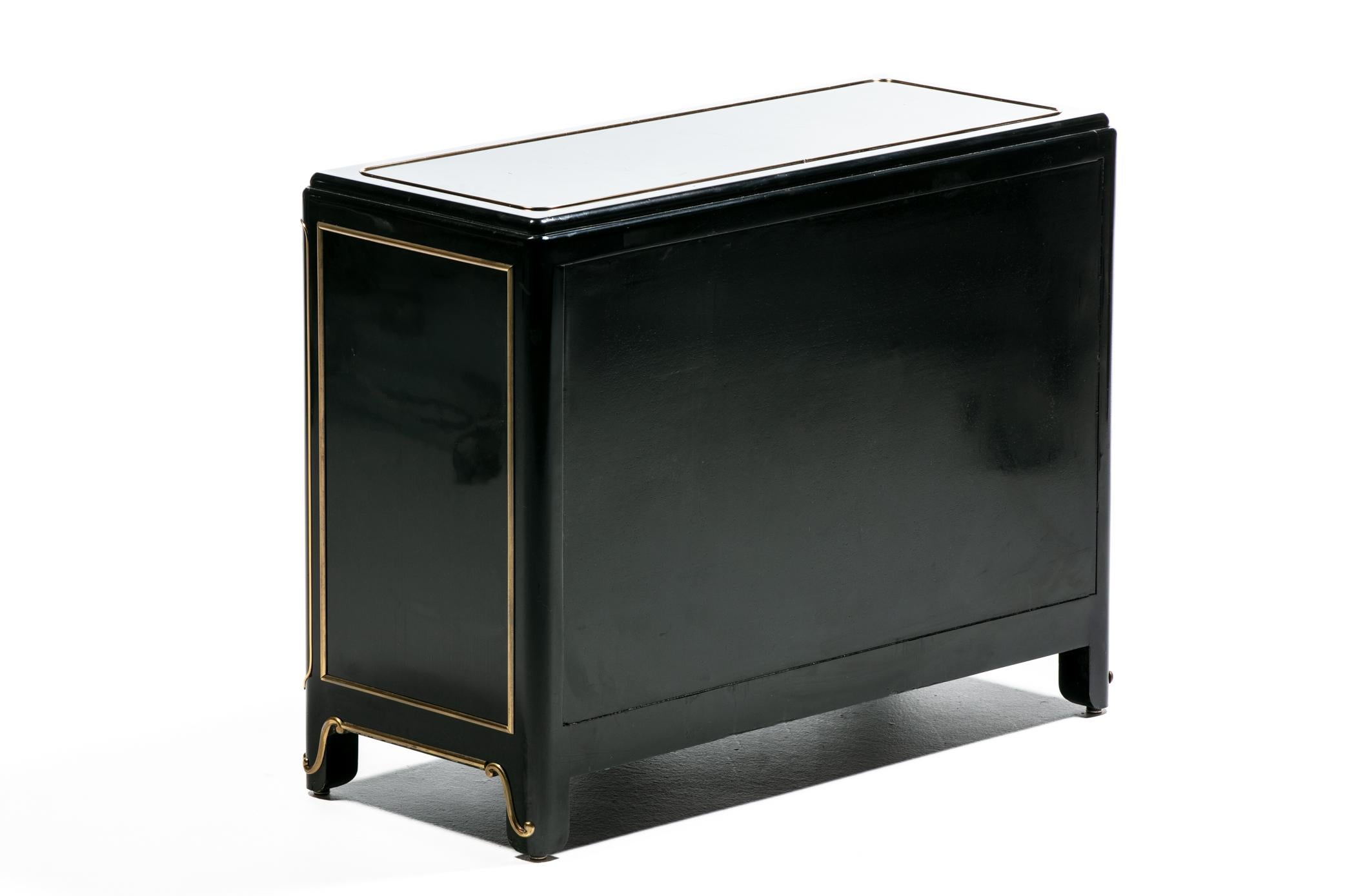 Fin du 20e siècle Commode Mastercraft en laque noire et laiton de style Régence hollywoodienne c.C. années 1970 en vente