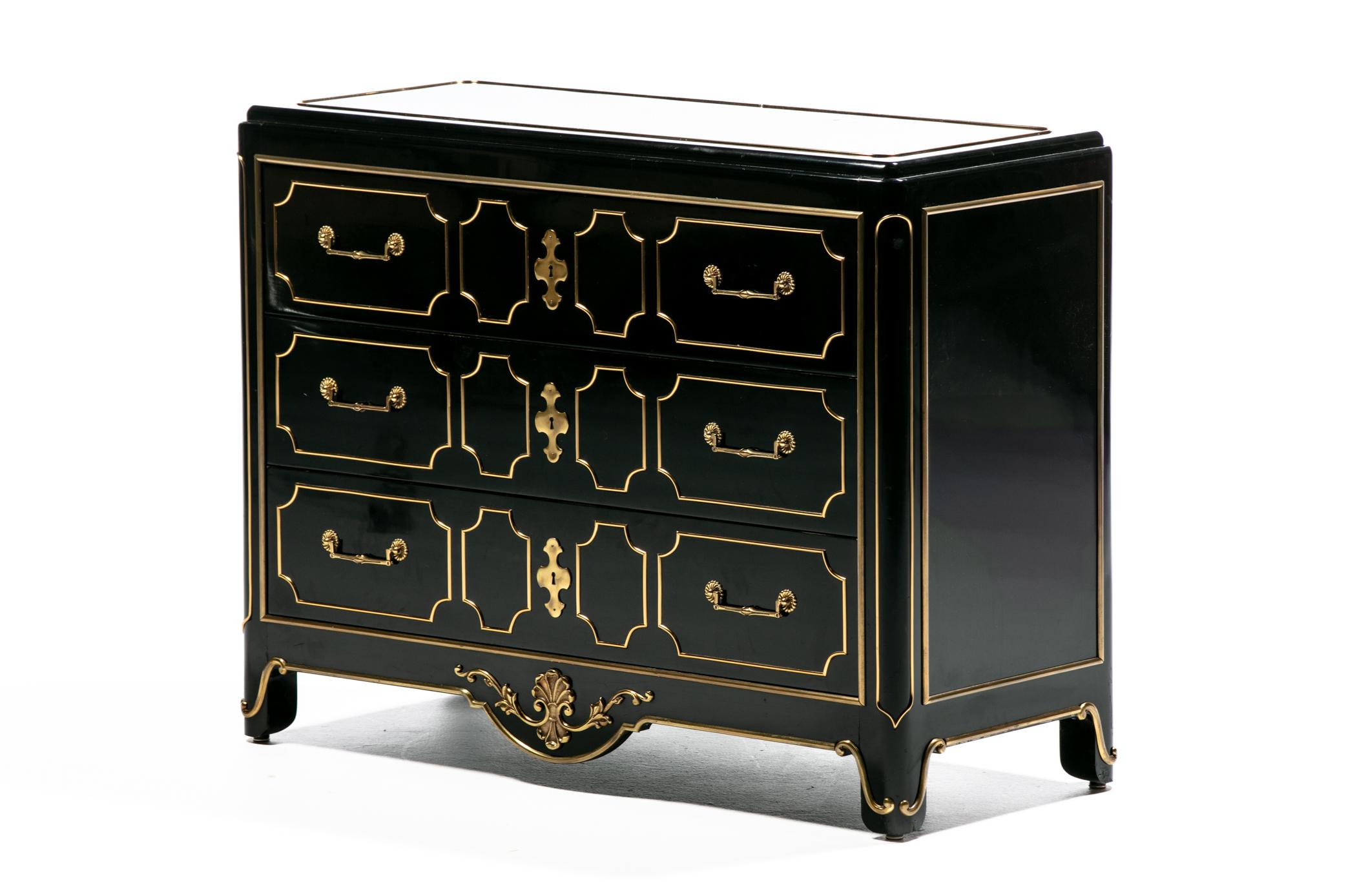Commode Mastercraft en laque noire et laiton de style Régence hollywoodienne c.C. années 1970 en vente 1