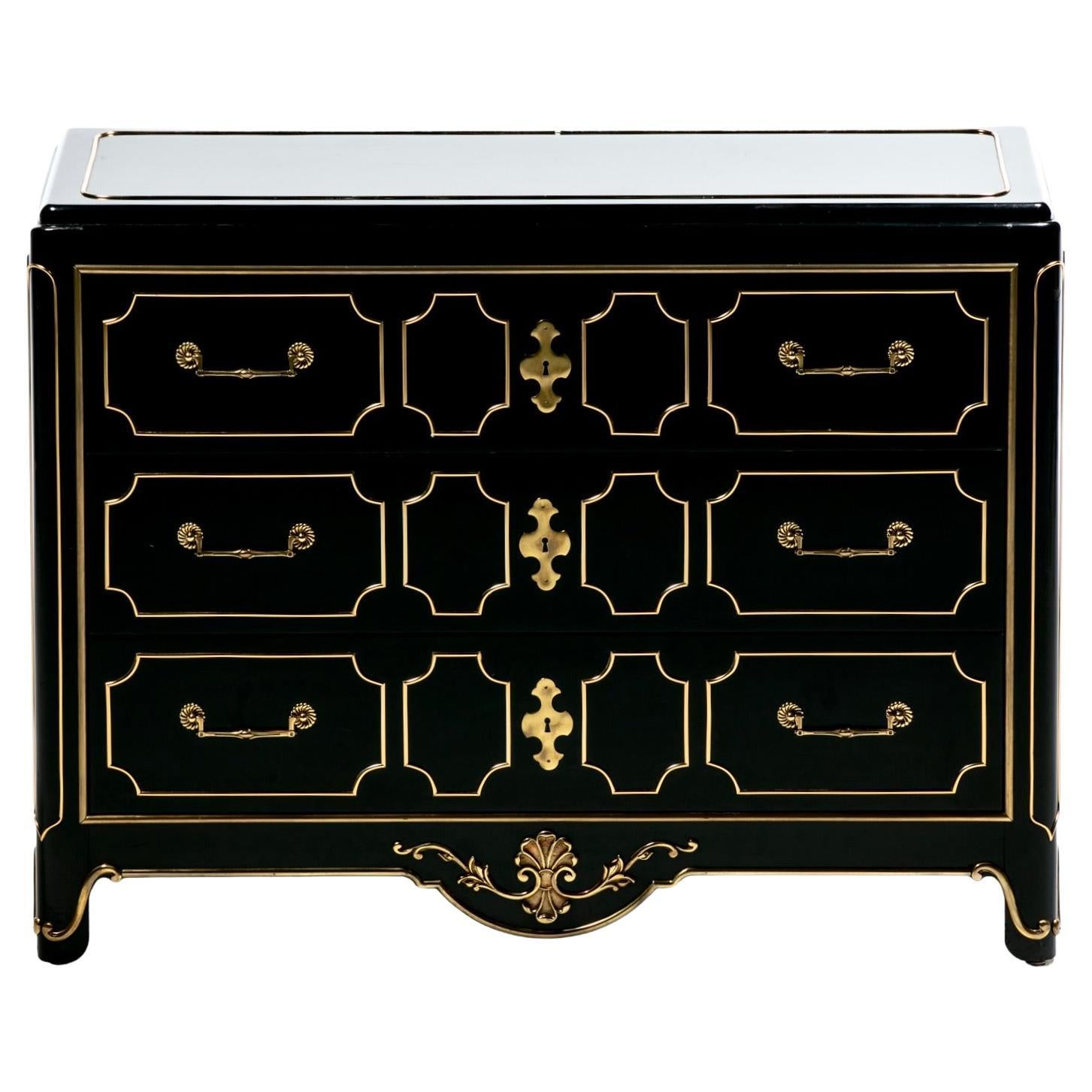 Commode Mastercraft en laque noire et laiton de style Régence hollywoodienne c.C. années 1970 en vente