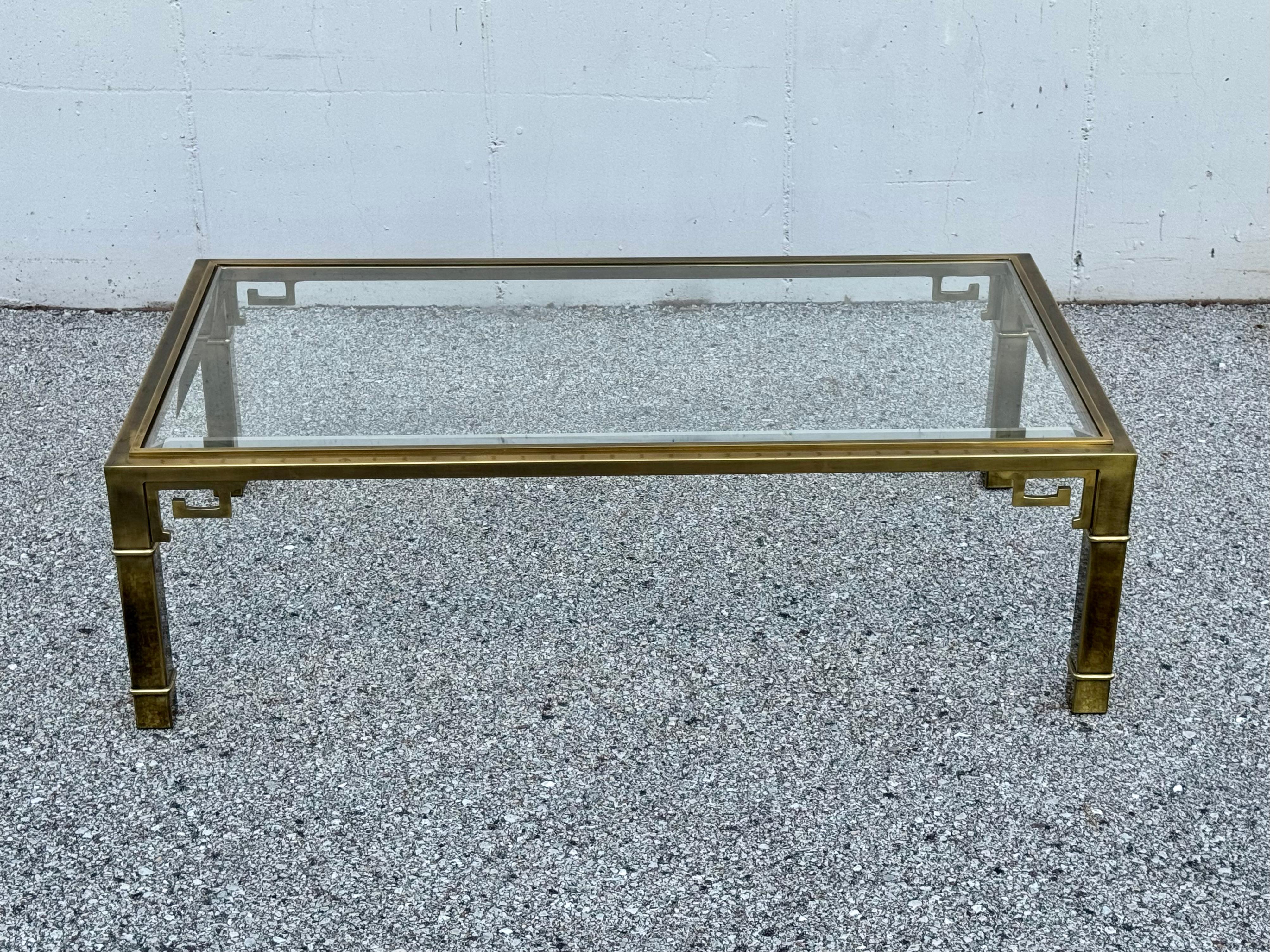 Américain Table basse rectangulaire en laiton et verre Hollywood Regency Mastercraft Greek Key en vente