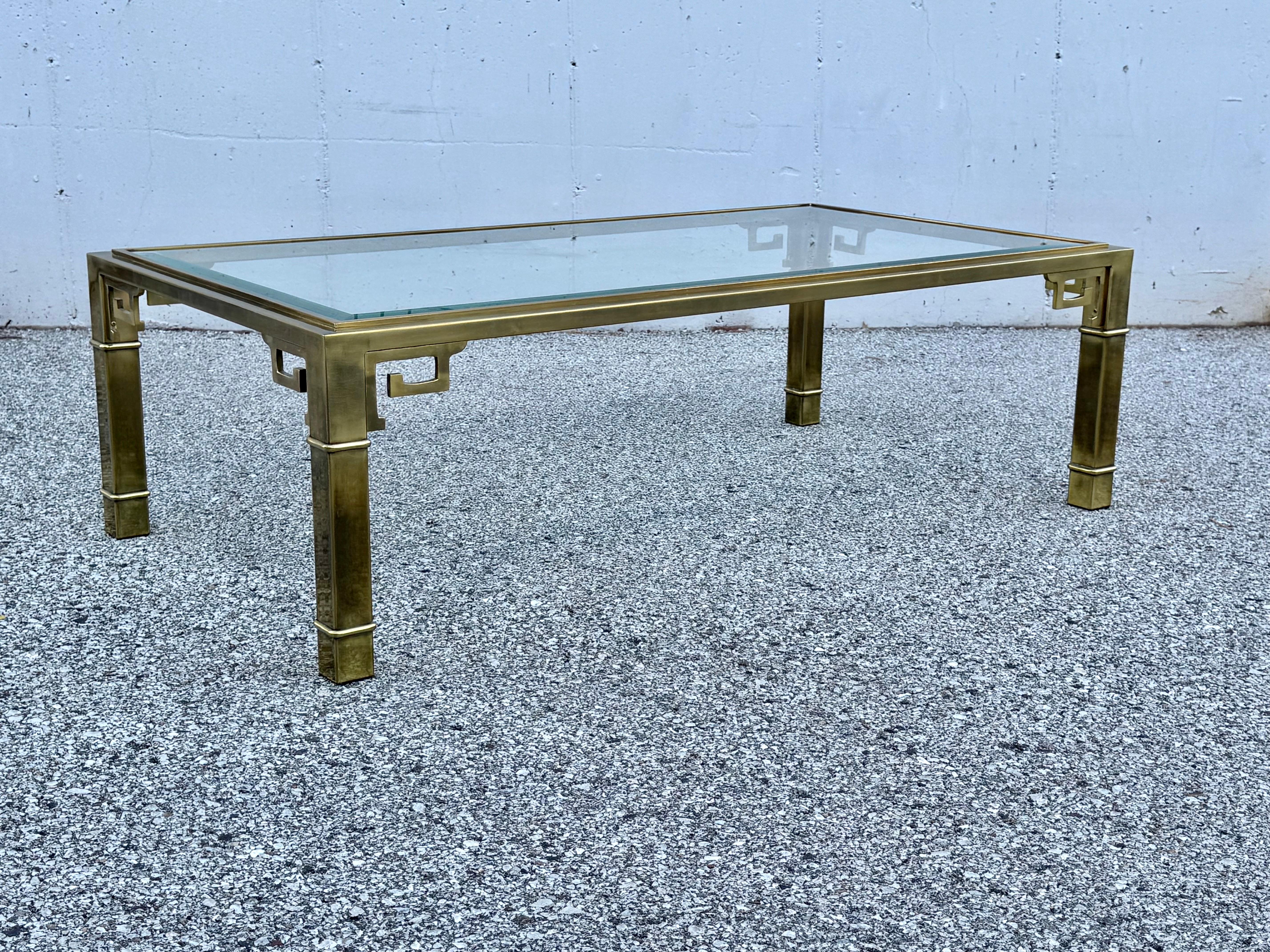 Biseauté Table basse rectangulaire en laiton et verre Hollywood Regency Mastercraft Greek Key en vente