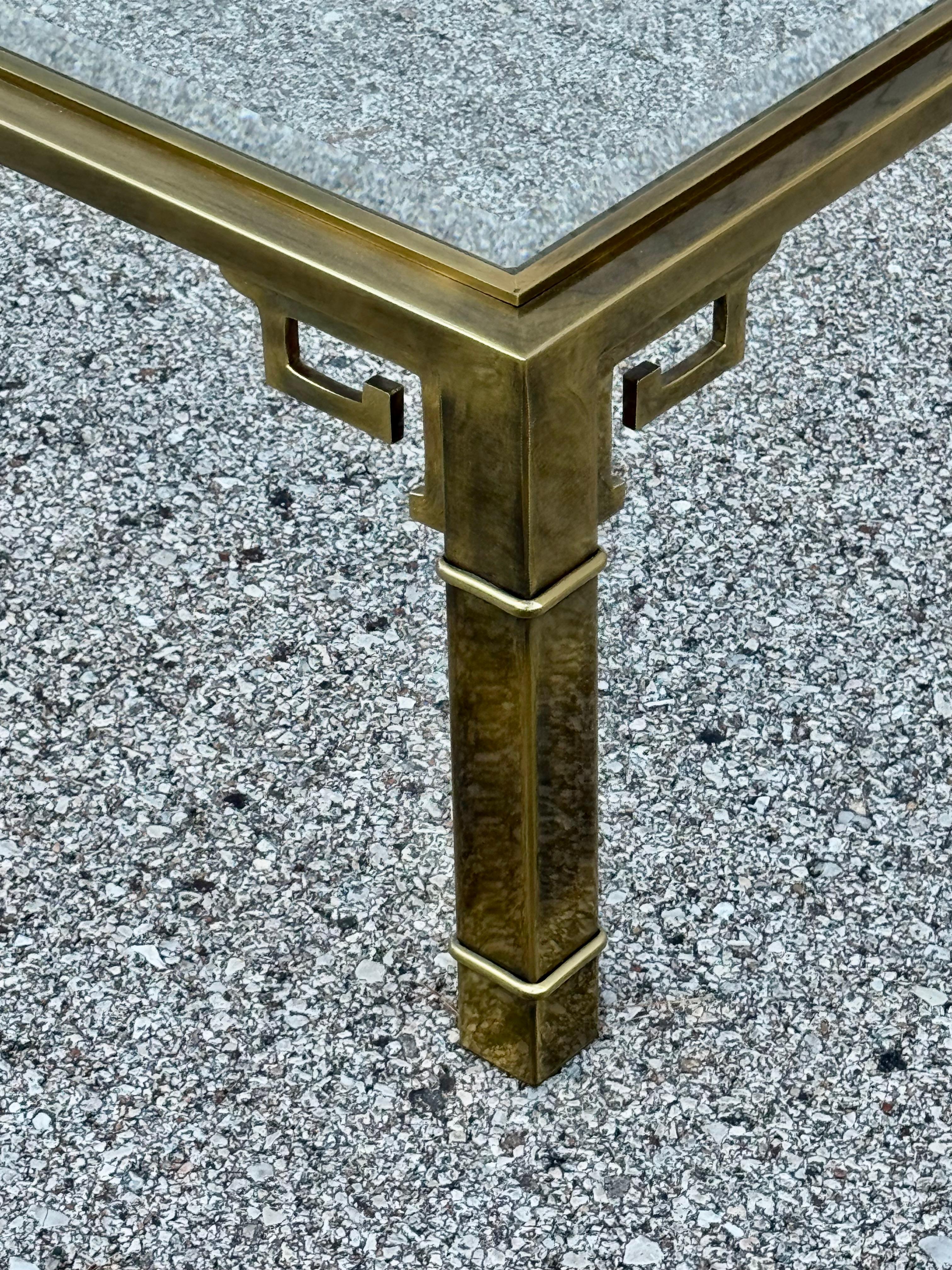 Fin du 20e siècle Table basse rectangulaire en laiton et verre Hollywood Regency Mastercraft Greek Key en vente