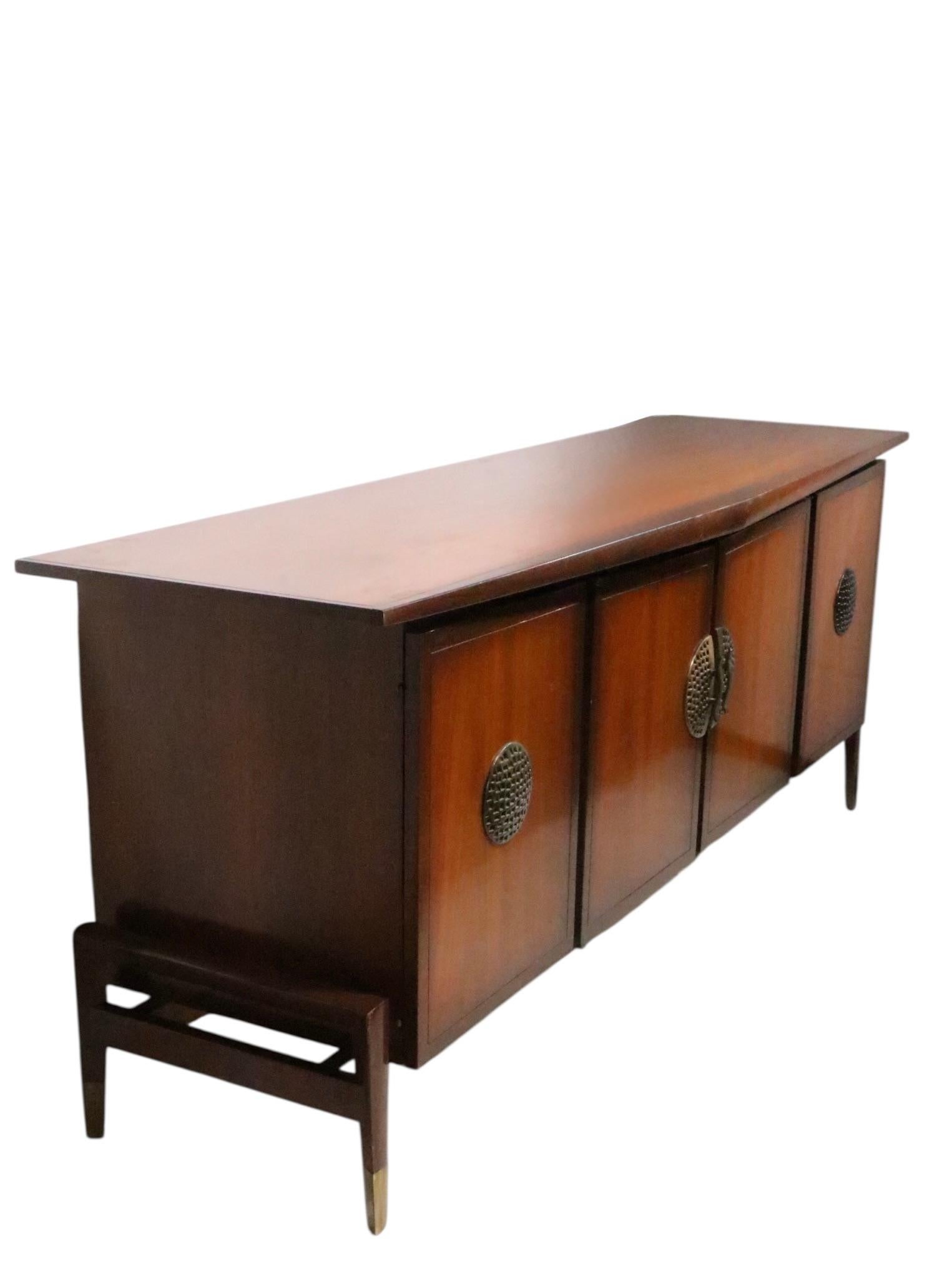 Comò moderno Hollywood Regency Mid Century Asia di Helen Hobey Baker in vendita 7