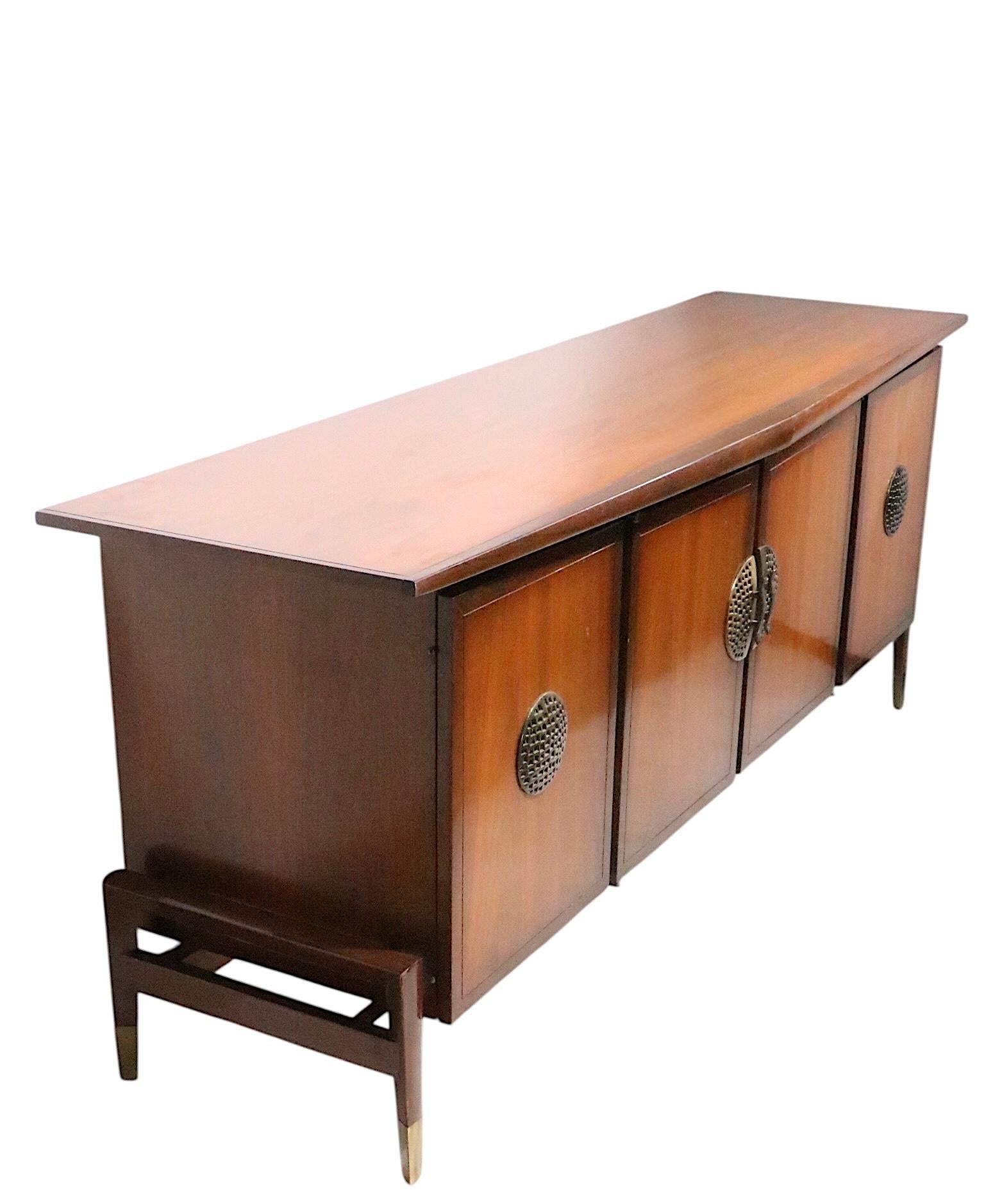 Americano Comò moderno Hollywood Regency Mid Century Asia di Helen Hobey Baker in vendita