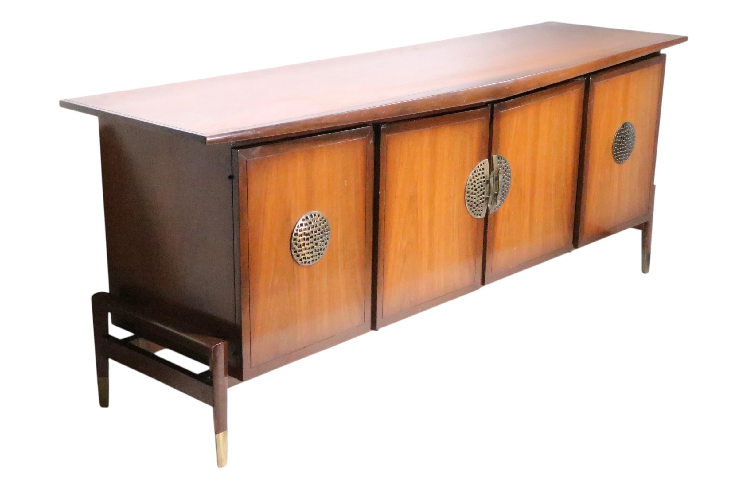 XX secolo Comò moderno Hollywood Regency Mid Century Asia di Helen Hobey Baker in vendita