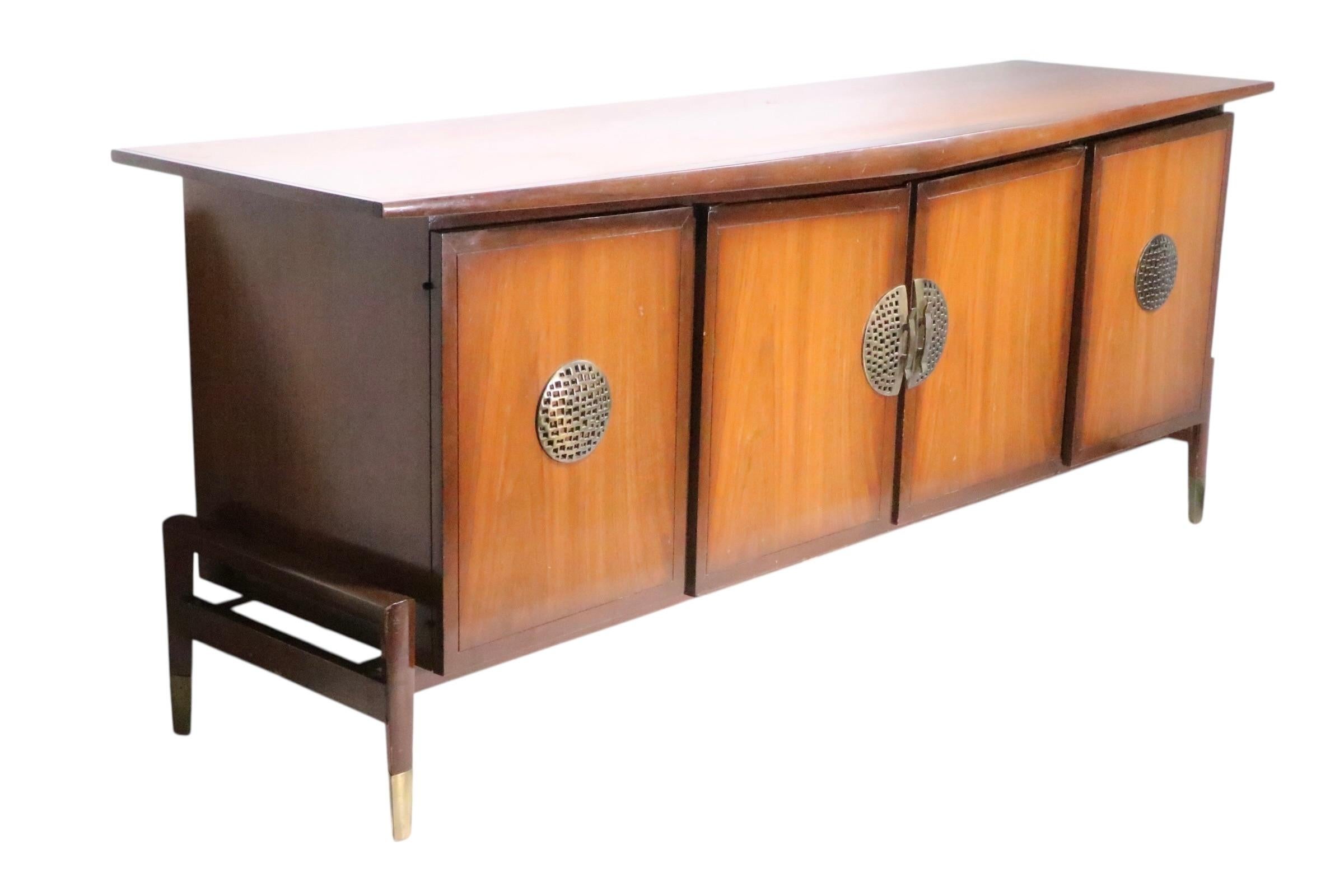 Metallo Comò moderno Hollywood Regency Mid Century Asia di Helen Hobey Baker in vendita