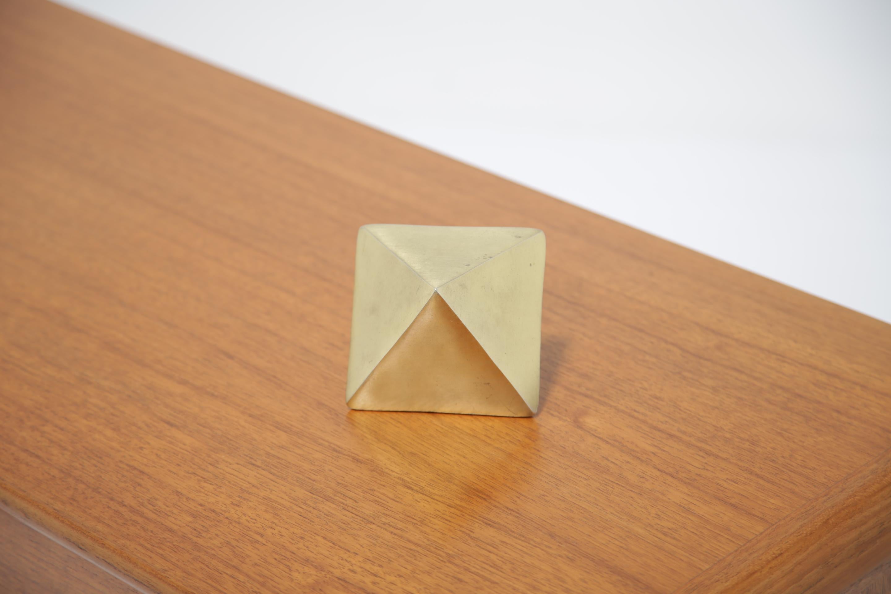 Non ho idea di quale sia la vera funzione di questo oggetto, ma sicuramente ora è una scultura o un fermacarte. È una cosa davvero meravigliosa e semplice, noiosa ed eccitante allo stesso tempo. Non puoi farci quasi nulla, eppure ti affascina. Ha