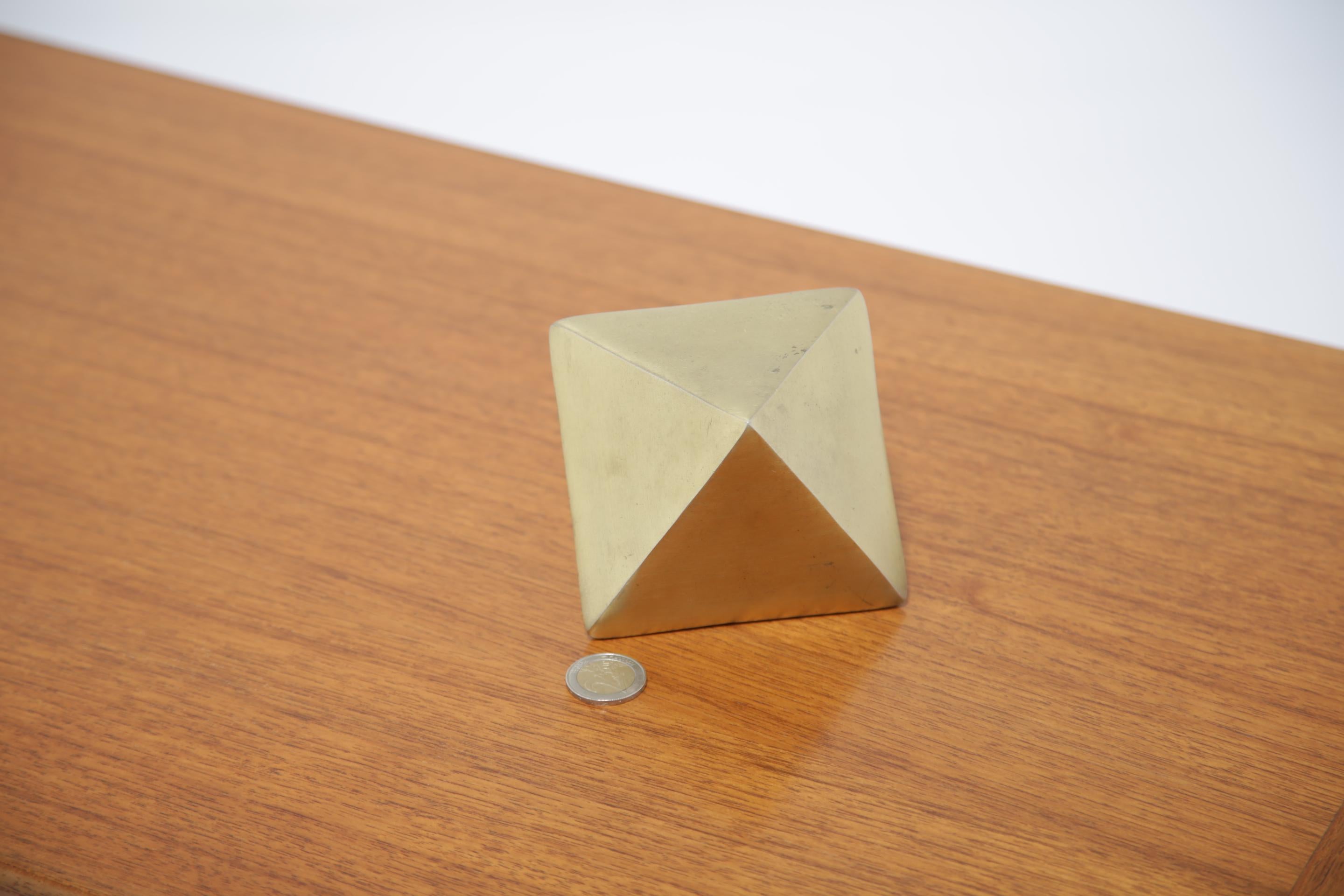 Americano Hollywood Regency Mid-century Brass Diamond Shape Table Sculpture Peso della carta. in vendita