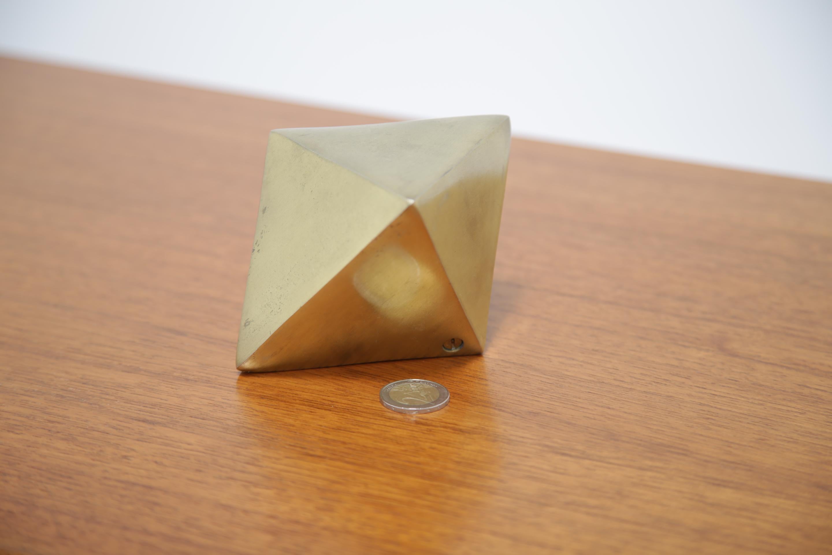 Hollywood Regency Mid-century Brass Diamond Shape Table Sculpture Peso della carta. In condizioni buone in vendita a Dublin 8, IE