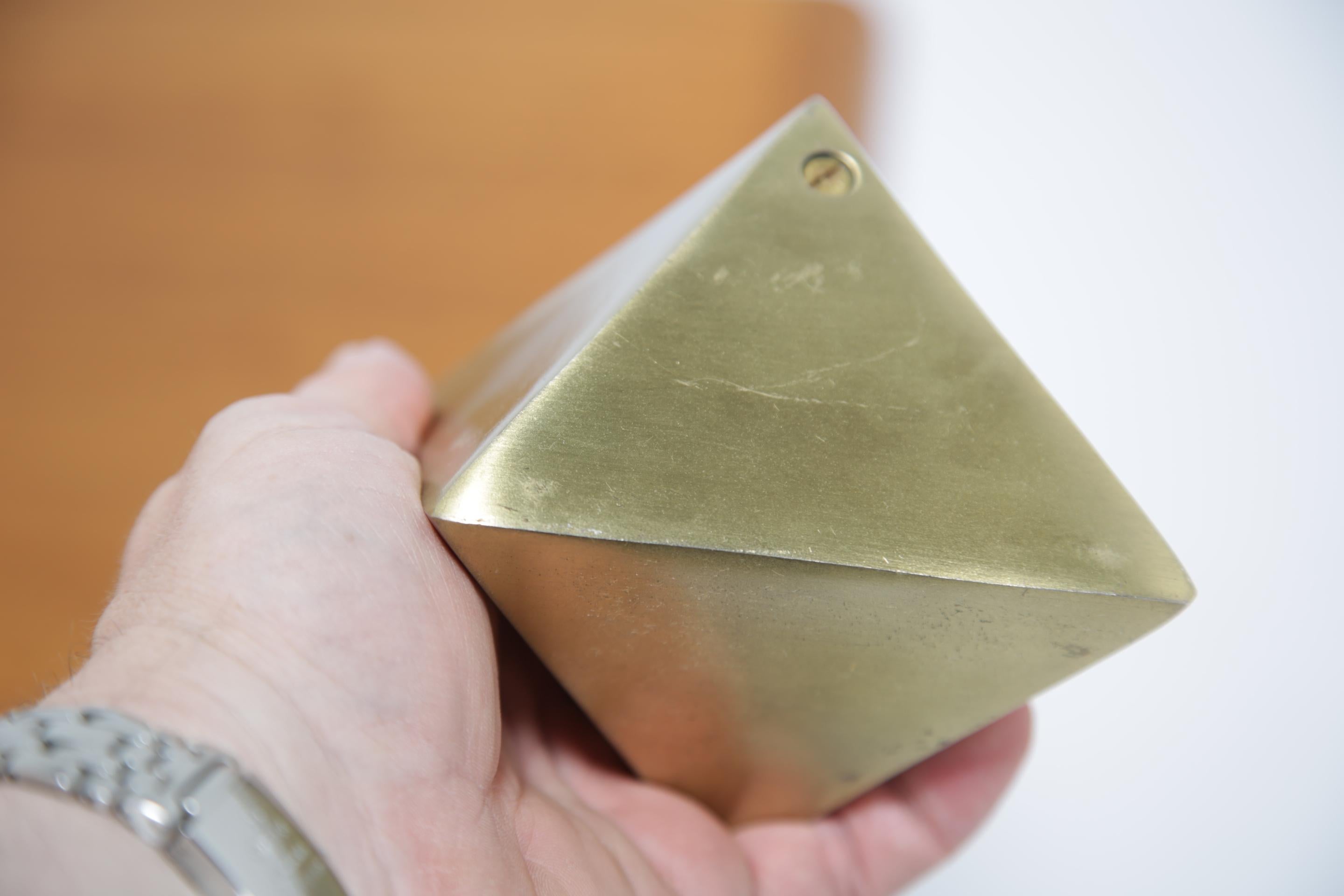 Fine XX secolo Hollywood Regency Mid-century Brass Diamond Shape Table Sculpture Peso della carta. in vendita