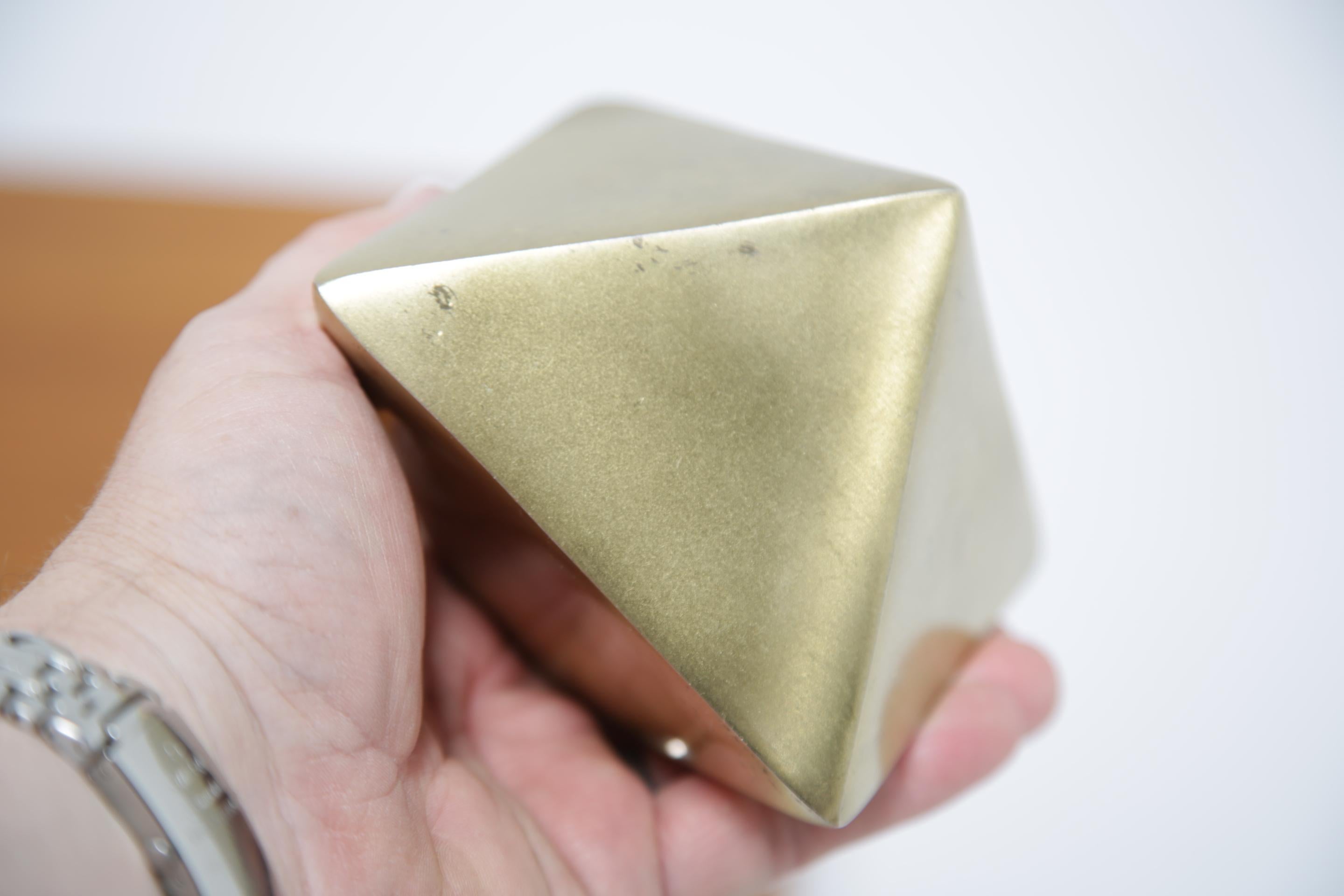 Ottone Hollywood Regency Mid-century Brass Diamond Shape Table Sculpture Peso della carta. in vendita