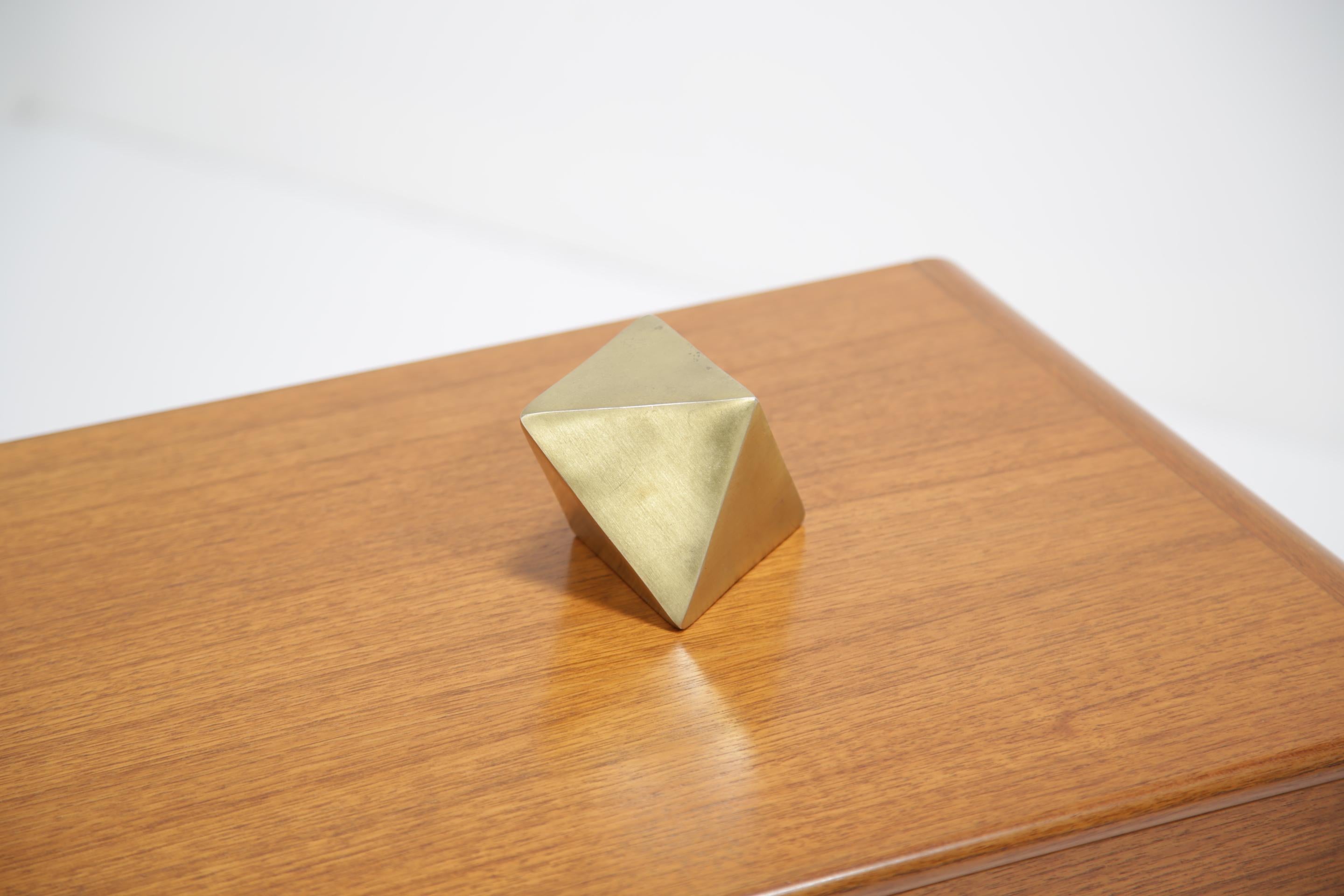 Hollywood Regency Mid-century Brass Diamond Shape Table Sculpture Peso della carta. in vendita 1