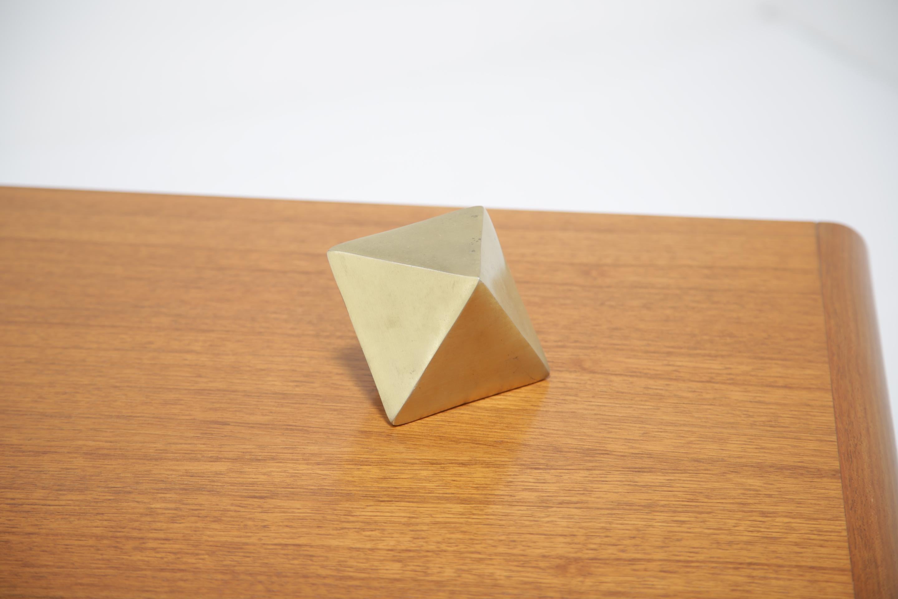 Hollywood Regency Mid-century Brass Diamond Shape Table Sculpture Peso della carta. in vendita 2