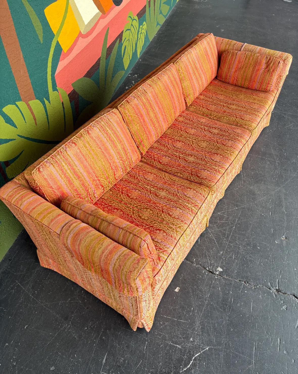 Mid-Century Modern Canapé en brocart Hollywood Regency Mid Century par Baumritter en vente