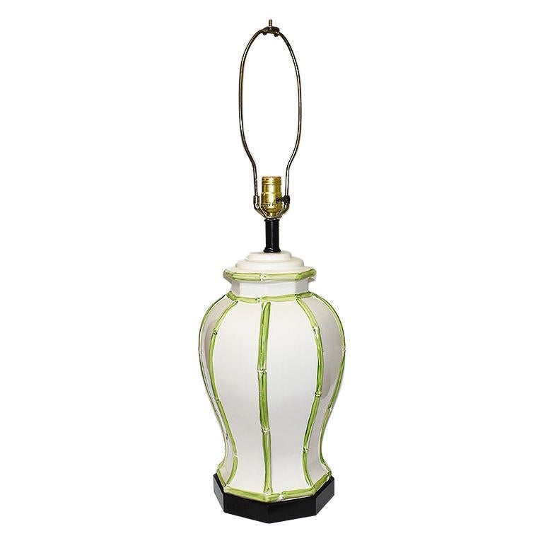 Lampe en céramique en faux bambou Hollywood Regency Mid-Century Modern en vert et blanc