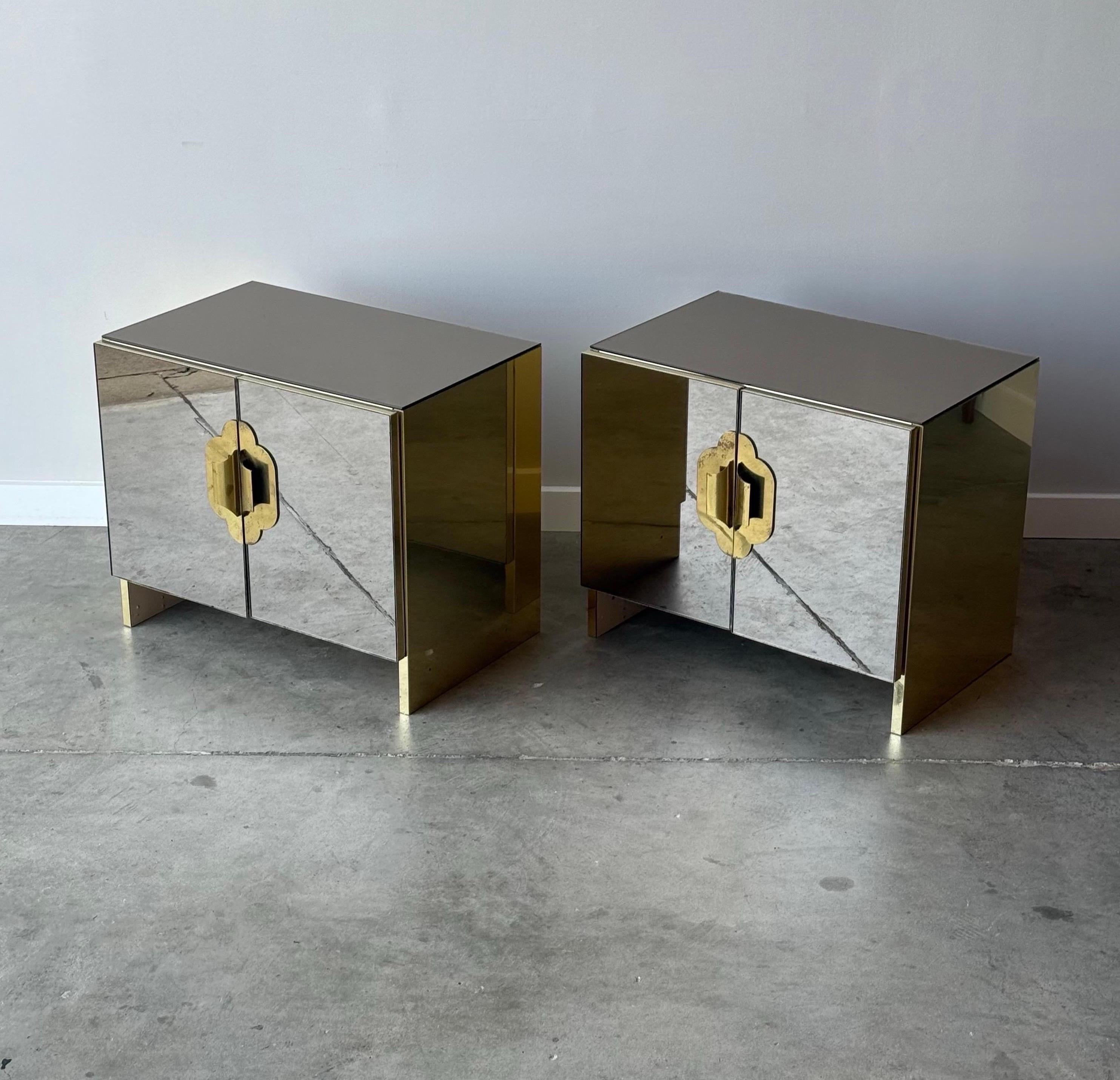 Das ausgefallenste Paar Hollywood-Regency-Nachttische, hergestellt um 1980. Entworfen von O.B. Solie für Ello aus Messing, Bronze und Spiegel. Wenn Sie eine Abwechslung zu all den Holztönen suchen und eine andere Ästhetik in Ihr Zuhause bringen