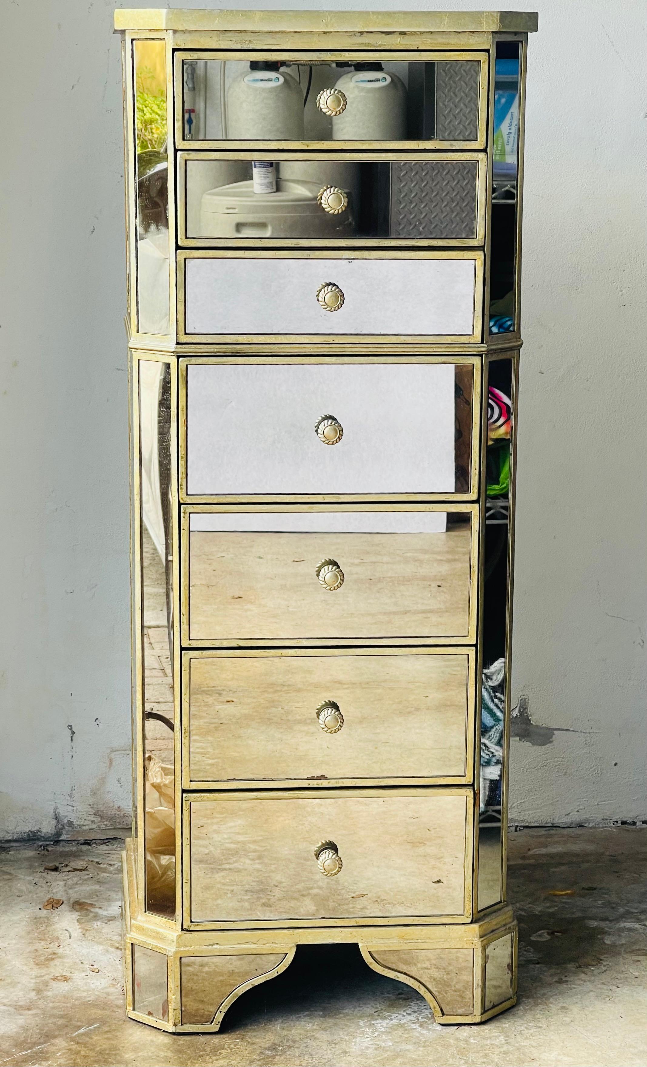 Commodo alto vintage Hollywood Regency a specchio con maniglie ornate. 