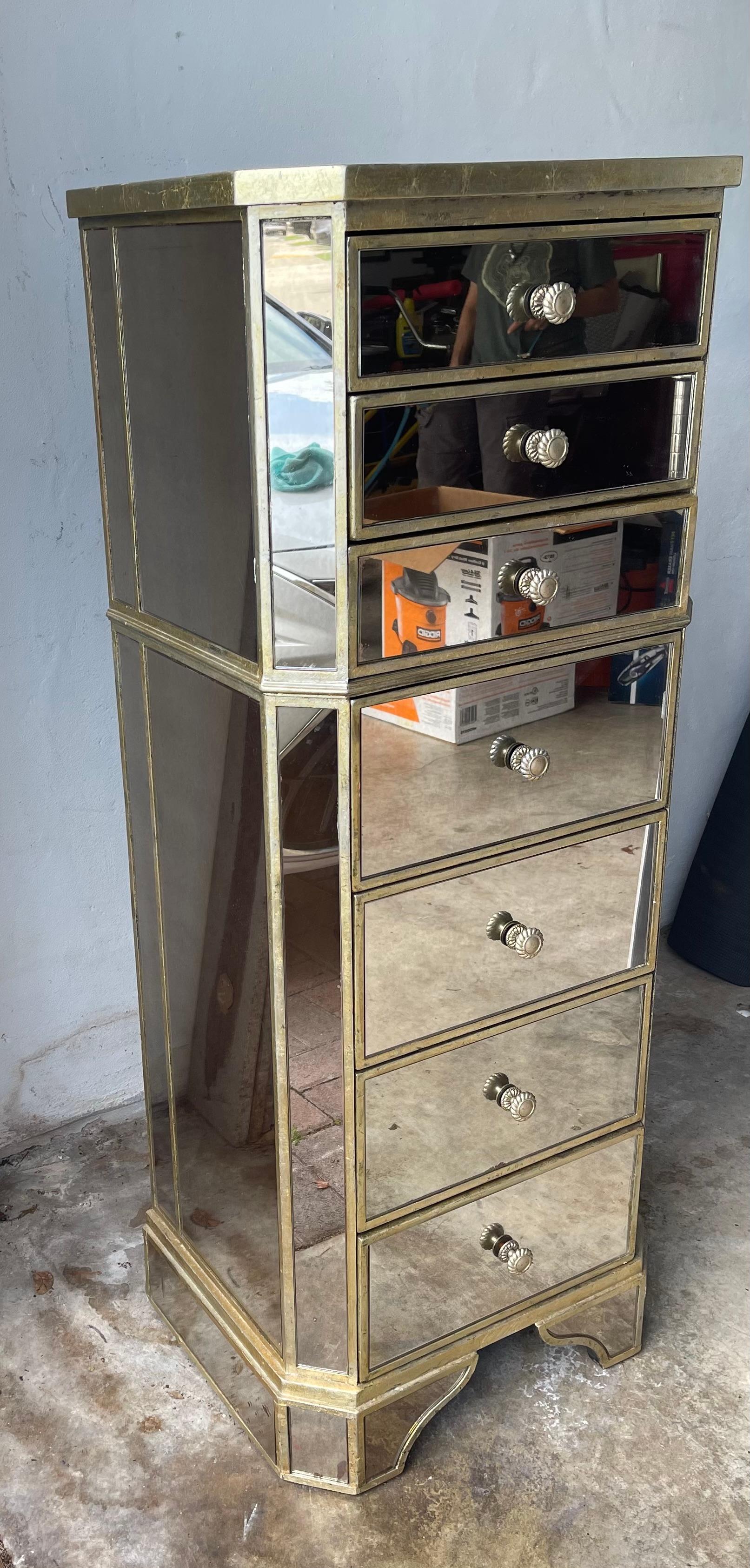 Vetro intagliato Commode alto con specchio Hollywood Regency in vendita