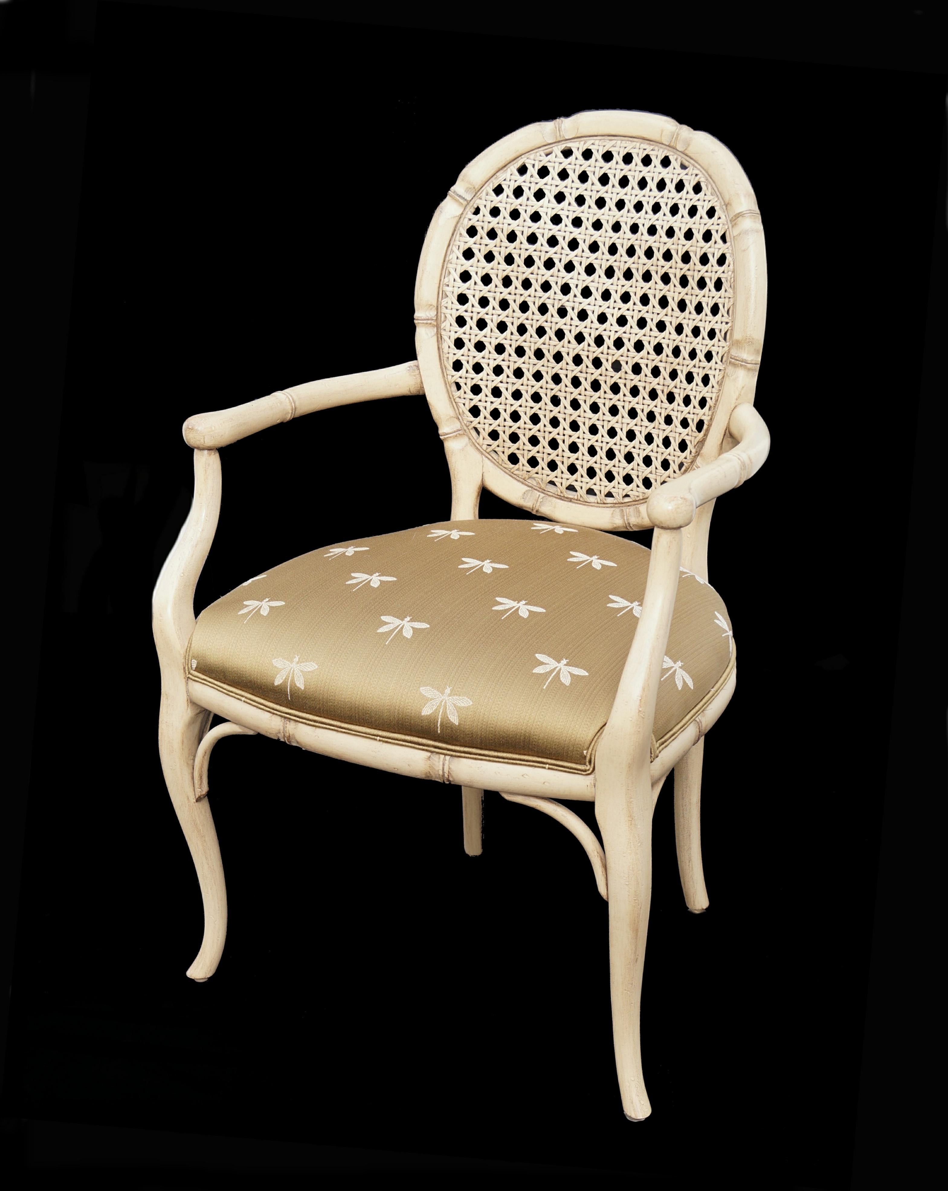 Paire de chaises à dossier canné de style Hollywood Regency français.  De superbes libellules adorent les sièges. Si vous vous trouvez dans la zone métropolitaine du New Jersey ou de New York, veuillez nous contacter en indiquant votre code postal