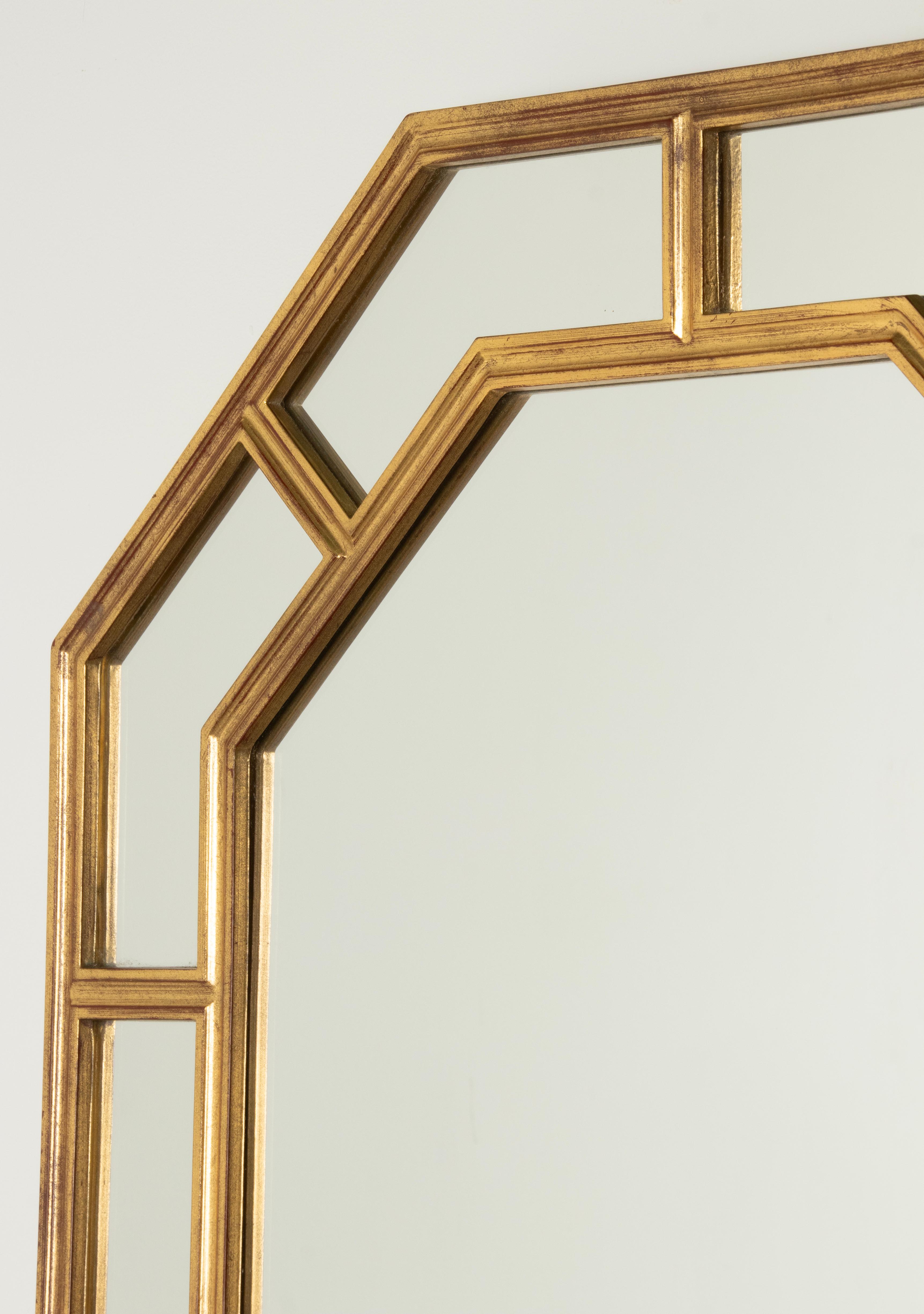 Miroir mural octogonal en résine dorée de style Hollywood Regency moderne par DeKnudt en vente 6