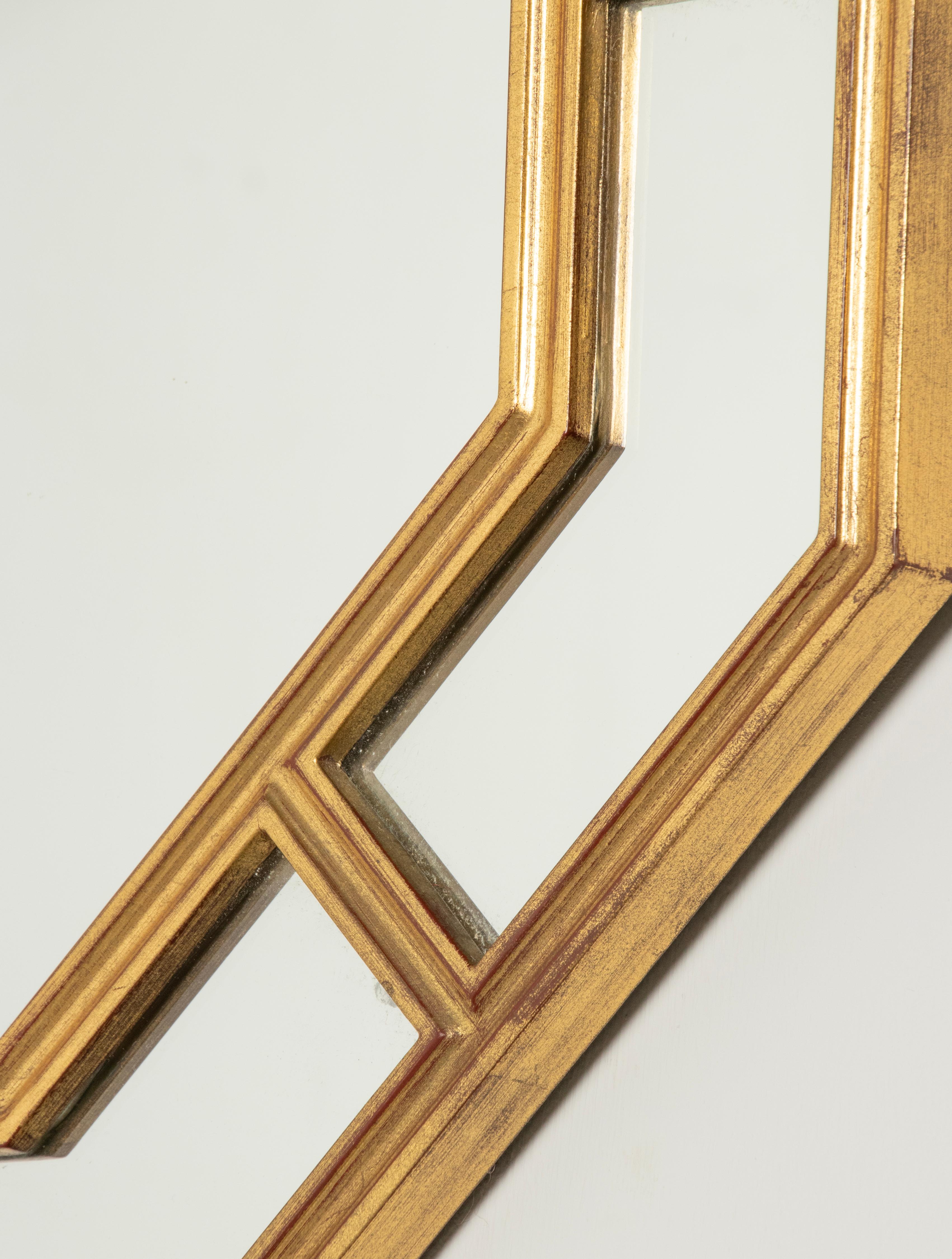 Miroir mural octogonal en résine dorée de style Hollywood Regency moderne par DeKnudt en vente 10