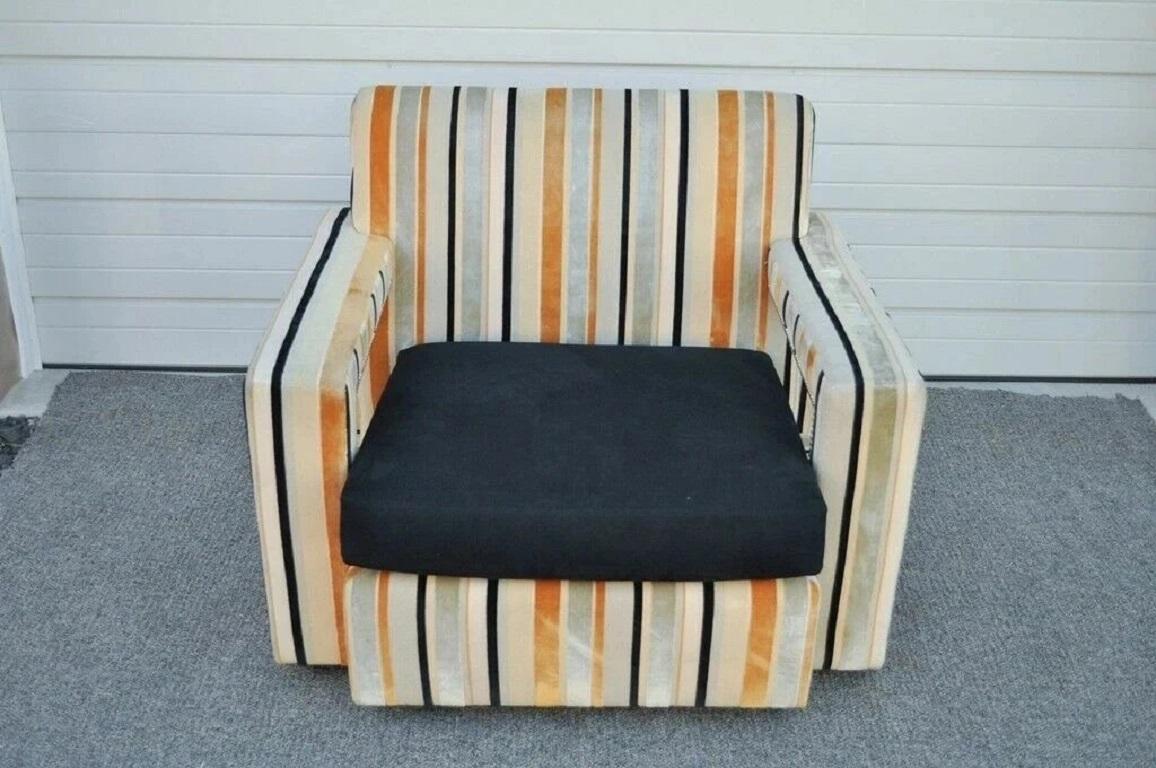 Hollywood Regency Modern Striped Upholstered Wide Lounge Club Movie Arm Chair In Good Condition For Sale In Philadelphia, PA