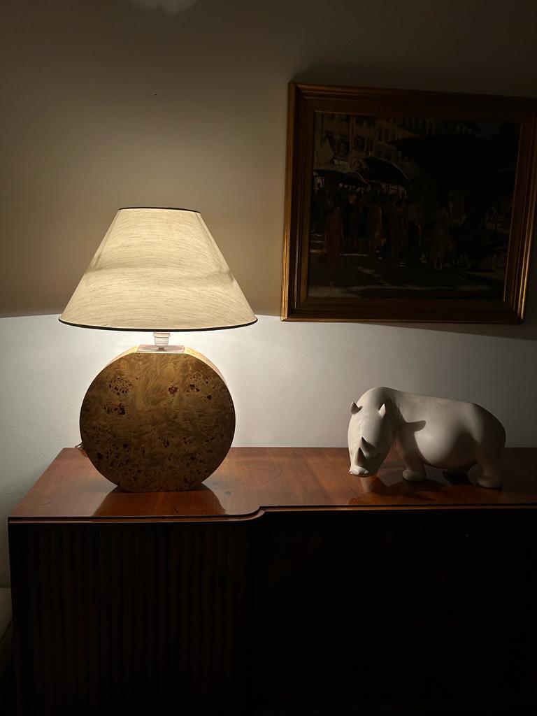 Hollywood regency monumental Briar / Burl wood table lamp

Italy 1970s

Fabric lampshade not included

H 46 cm x 40 x 12 cm without lampshade

Conditions: very good consistent with age and use