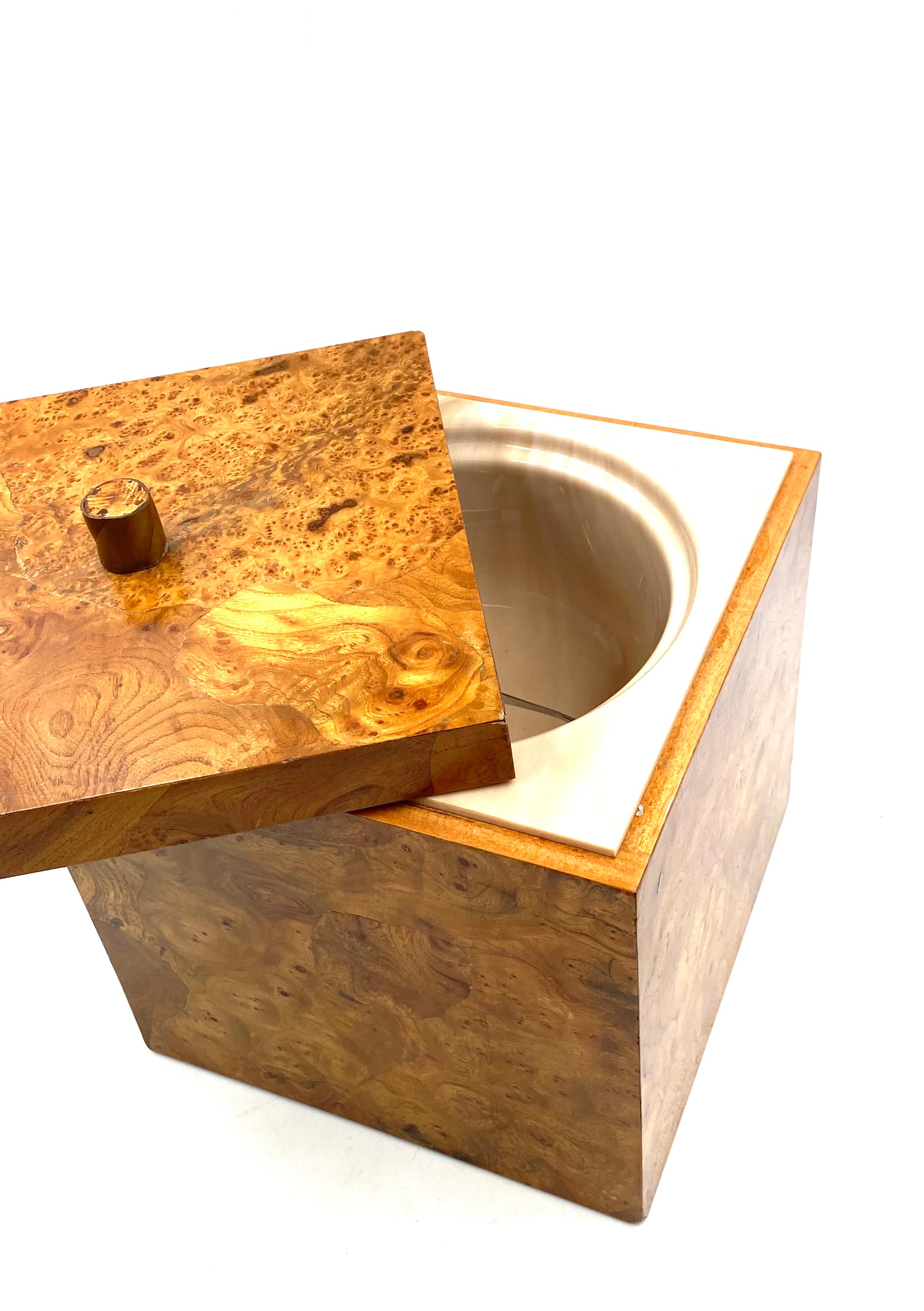 Cubitera monumental Hollywood regency en madera burl y latón, Italia años 70 en venta 7