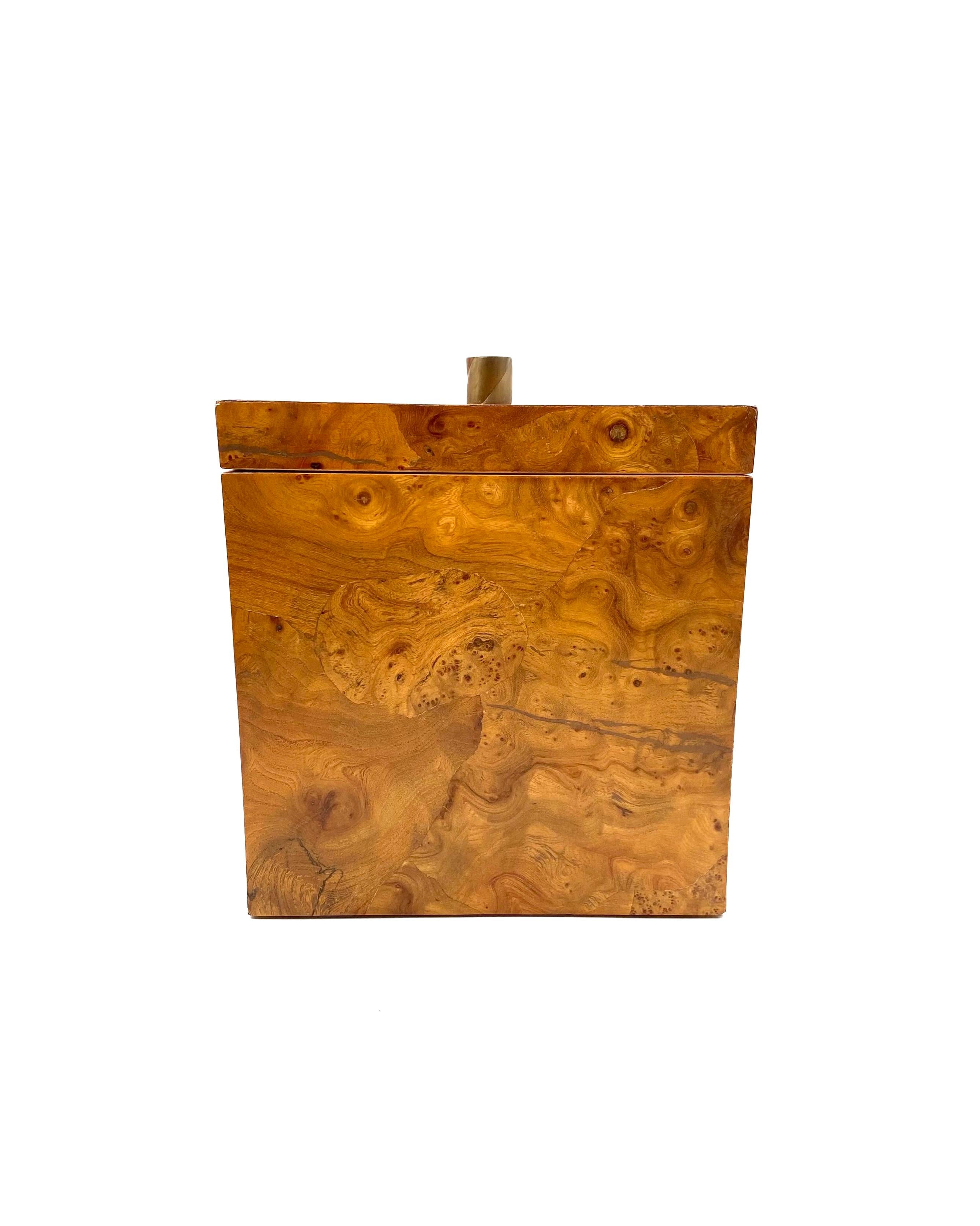 Hollywood regency burl wood and metal ice bucket

Italy 1970s

H 30 cm

24 x 24 cm

Conditions: very good consistent with age and use.