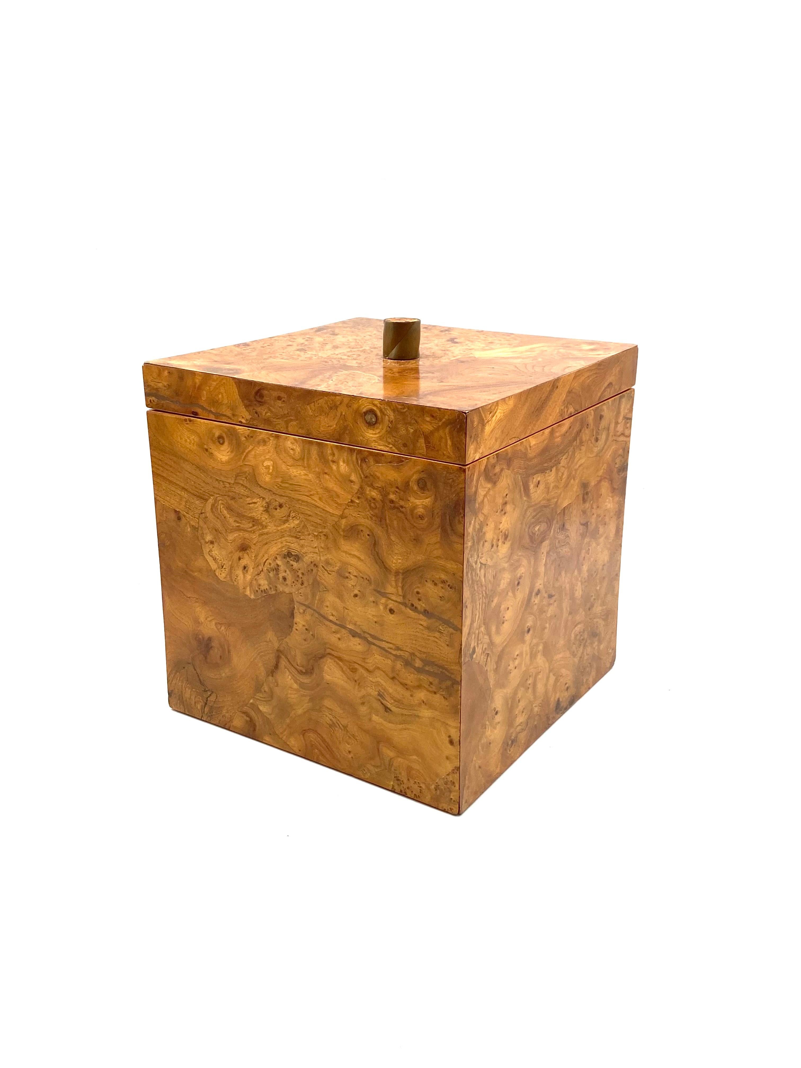 Cubitera monumental Hollywood regency en madera burl y latón, Italia años 70 Late 20th Century en venta