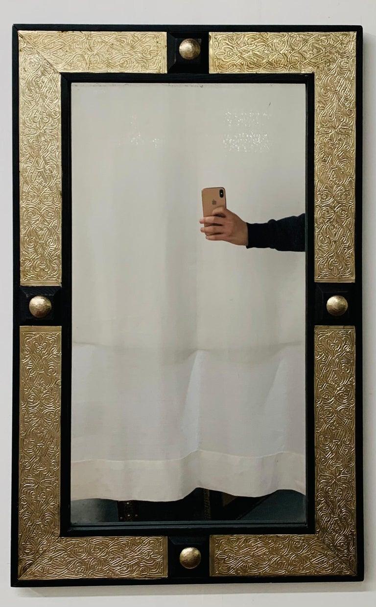 Hollywood Regency Stil Marokkanischer Spiegel ebonisiert auf Messing, ein kompatibles Paar

Dieses Paar kompatibler Spiegel hat einen rechteckigen Rahmen aus ebonisiertem Holz, der einen Messingeinsatz flankiert, der von Hand im filigranen Stil