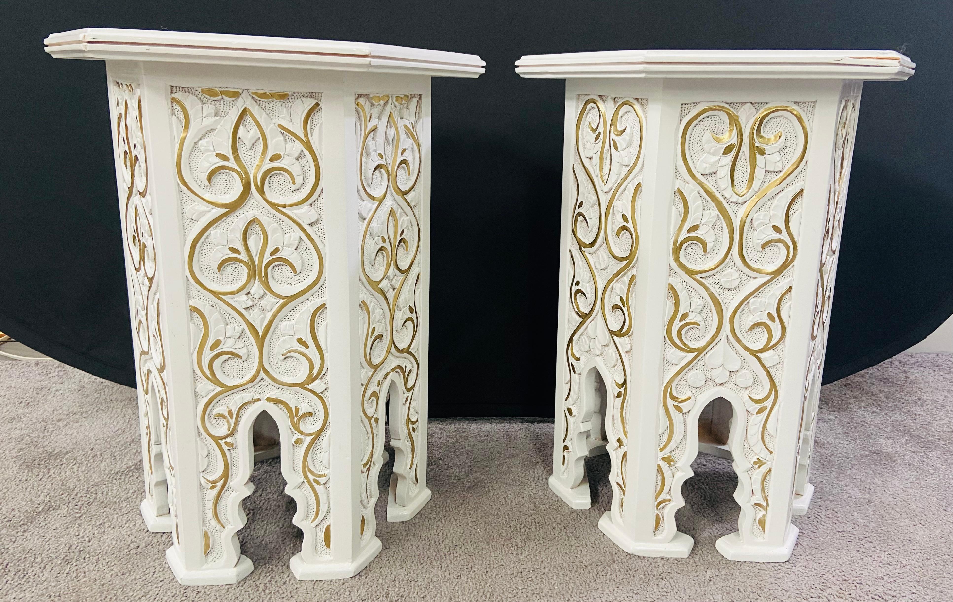 20ième siècle Paire de tables d'appoint ou de tables d'extrémité marocaines Stye blanches avec motif en or Hollywood Regency en vente