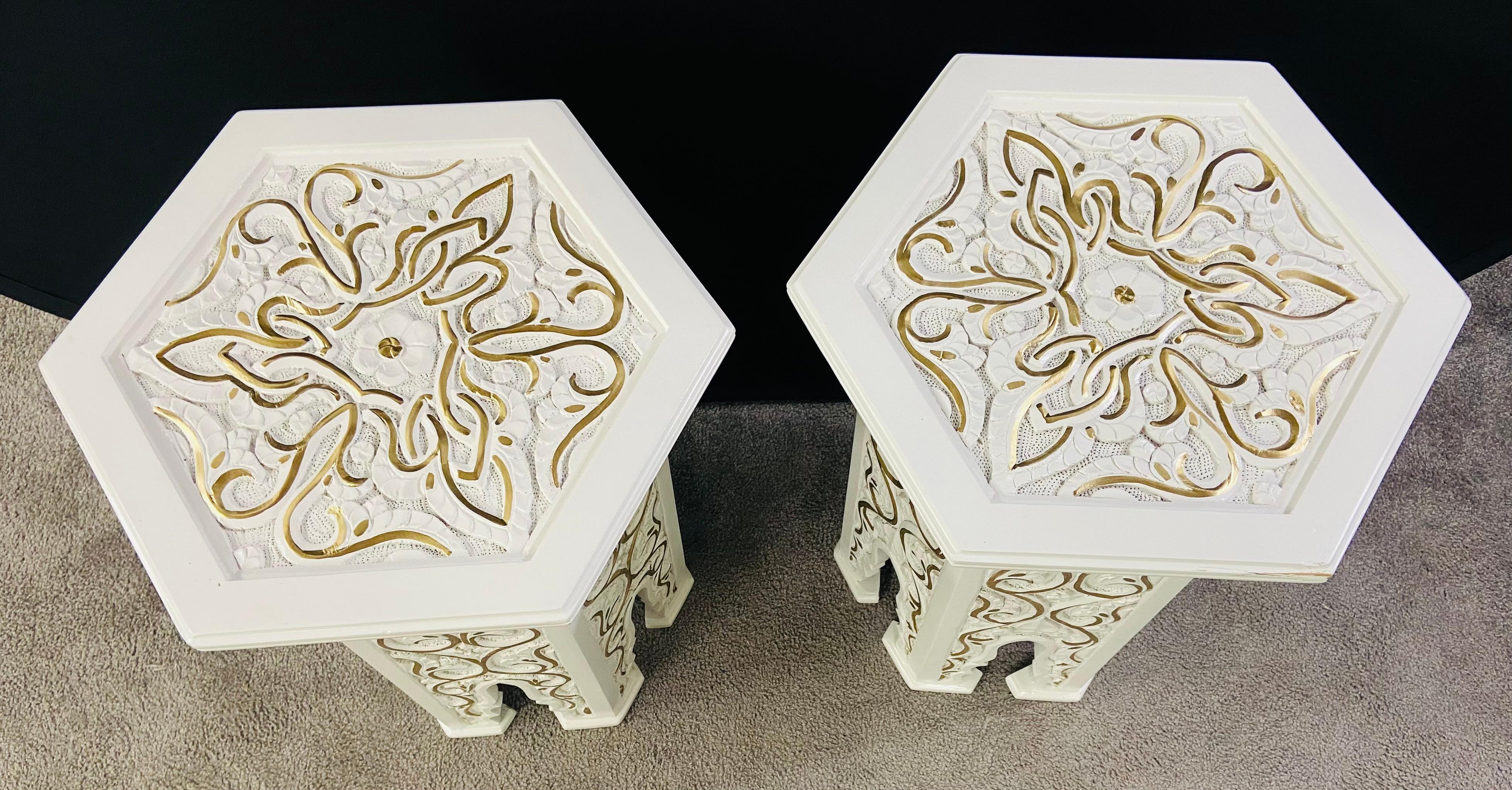 Bois Paire de tables d'appoint ou de tables d'extrémité marocaines Stye blanches avec motif en or Hollywood Regency en vente