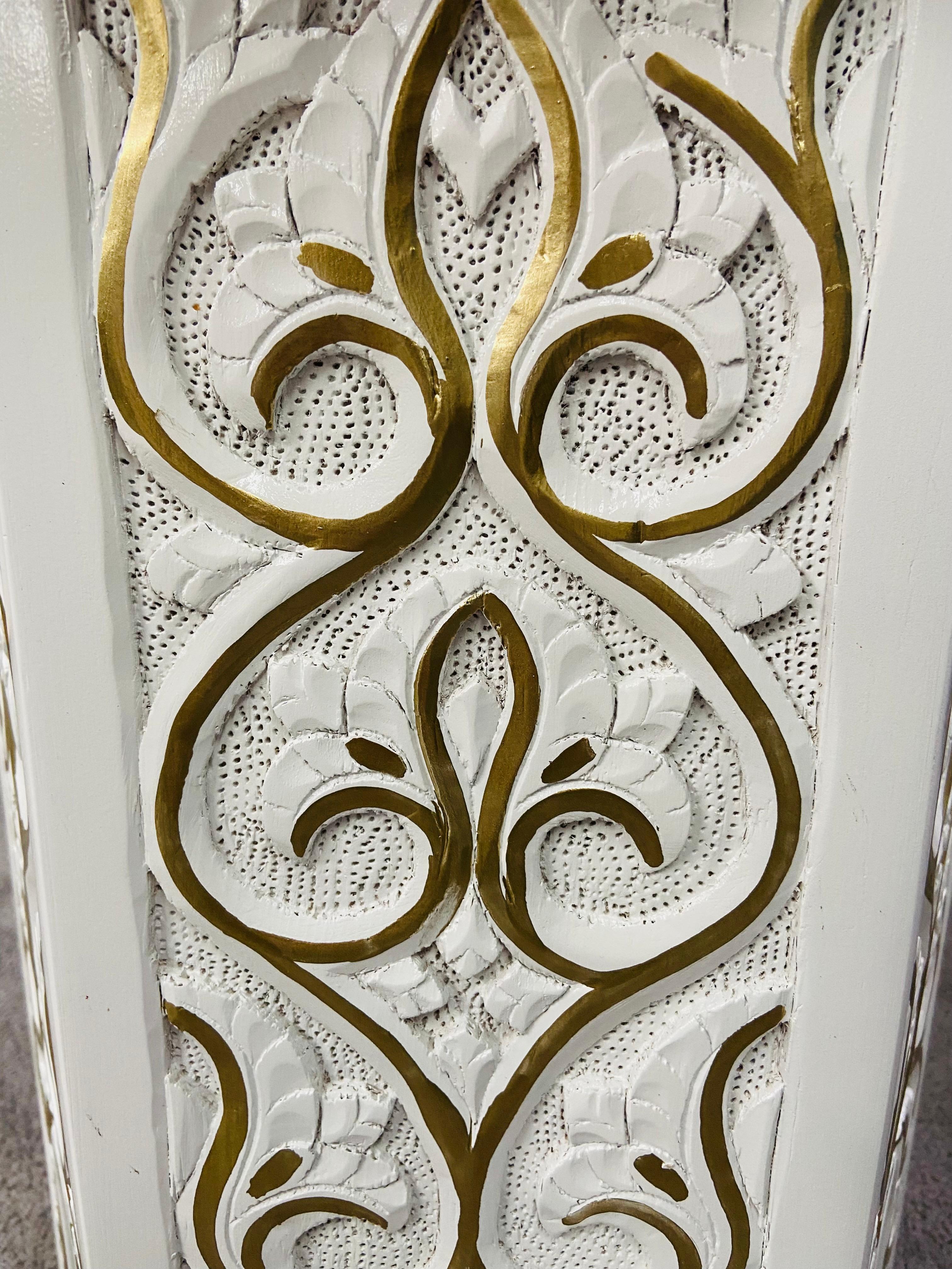 Paire de tables d'appoint ou de tables d'extrémité marocaines Stye blanches avec motif en or Hollywood Regency en vente 4