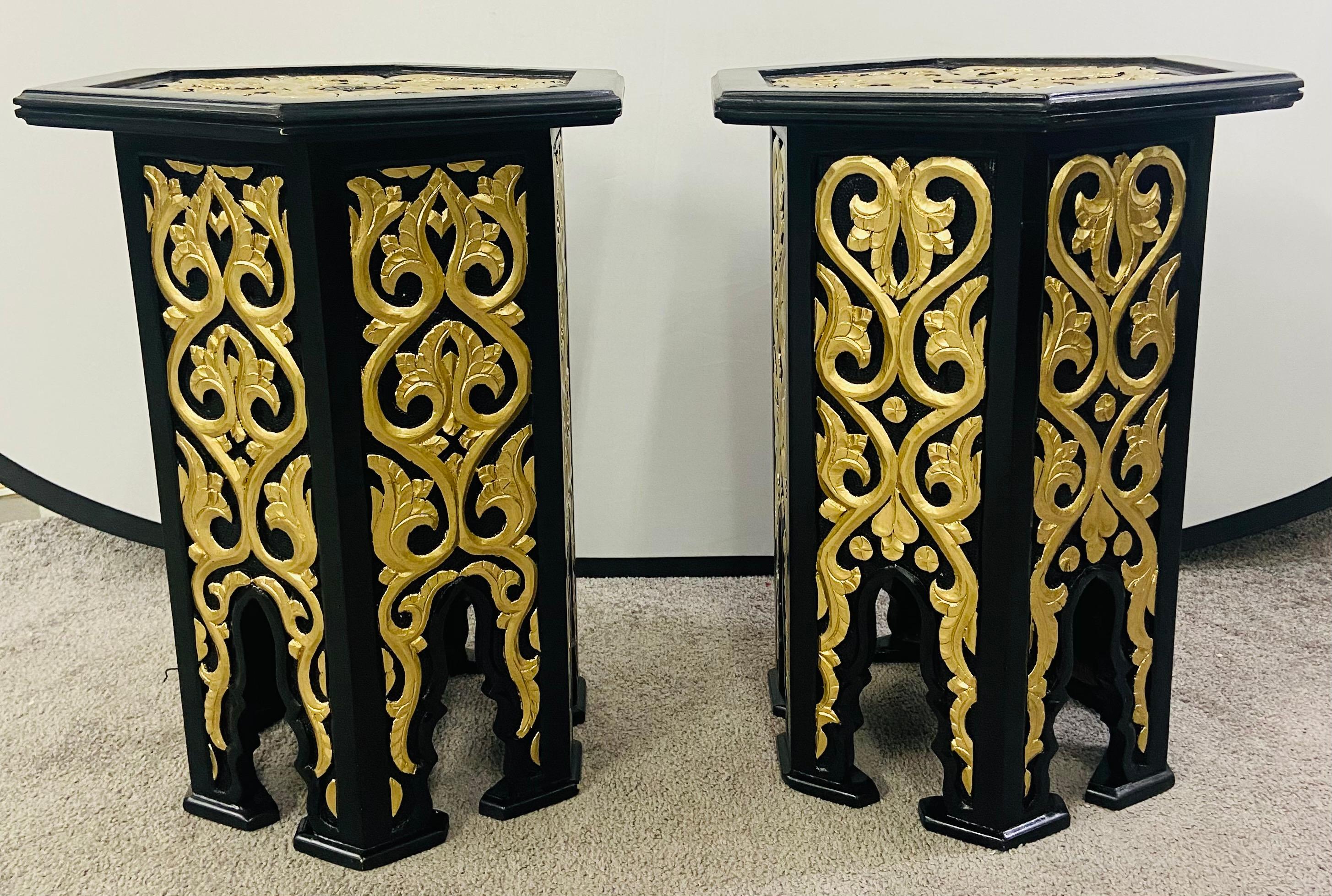 Mauresque Paire de tables d'appoint ou de tables d'appoint marocaines Stye noires de style Hollywood Regency avec motif en or en vente
