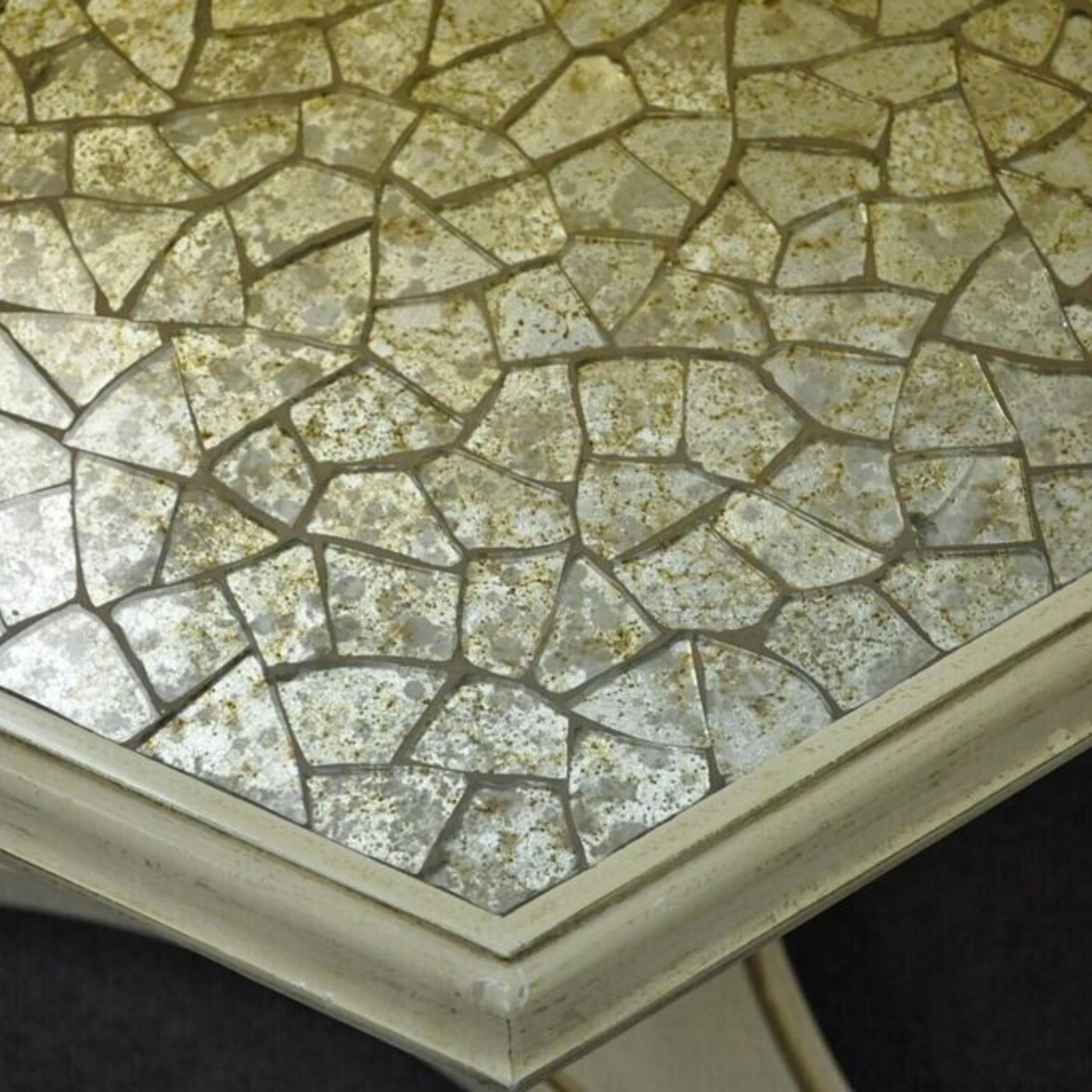 Hollywood Regency Mosaik-Glasfliesenplatte Niedrige Beistelltische - ein Paar. Der Artikel verfügt über zerbrochene Mosaikplatten aus Glas, urnenförmige Sockel mit vergoldeten Verzierungen, ein sehr schönes Vintage-Set. Circa Mitte des 20.