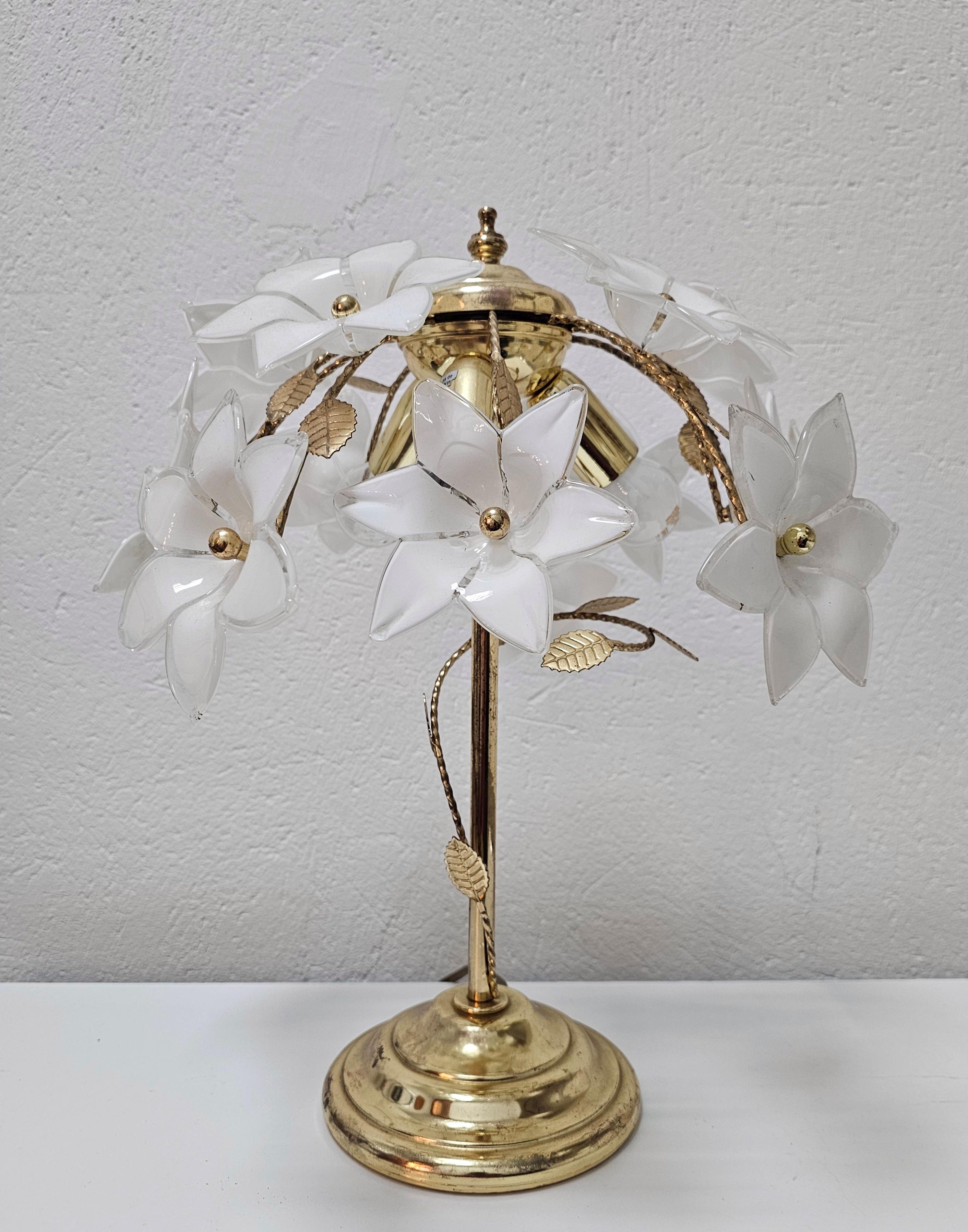 Hollywood Regency Murano Glas Floral Tischlampe, Italien 1970er (Italienisch) im Angebot