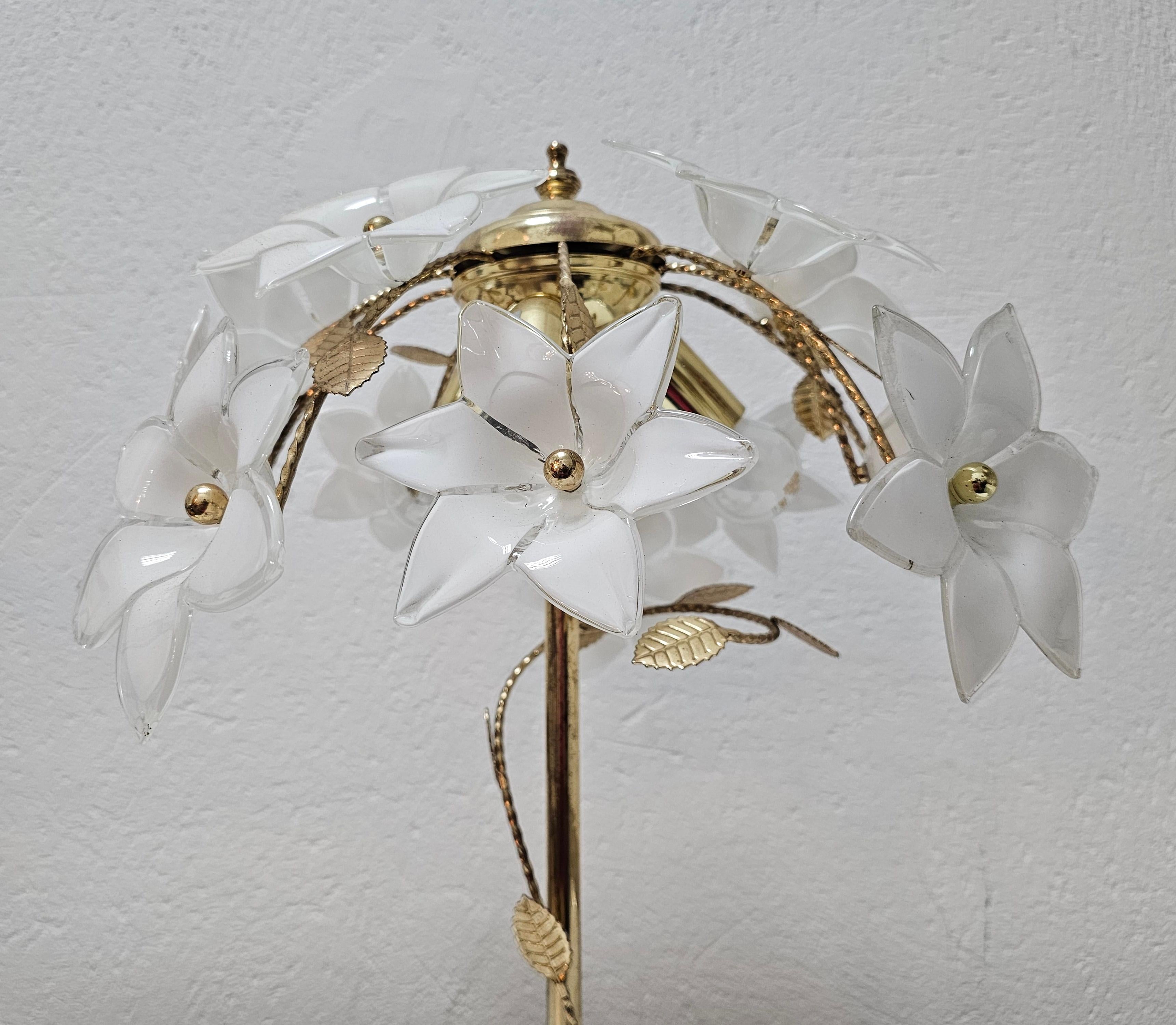 Fin du 20e siècle Lampe de bureau à fleurs en verre de Murano de style Hollywood Regency, Italie, années 1970 en vente