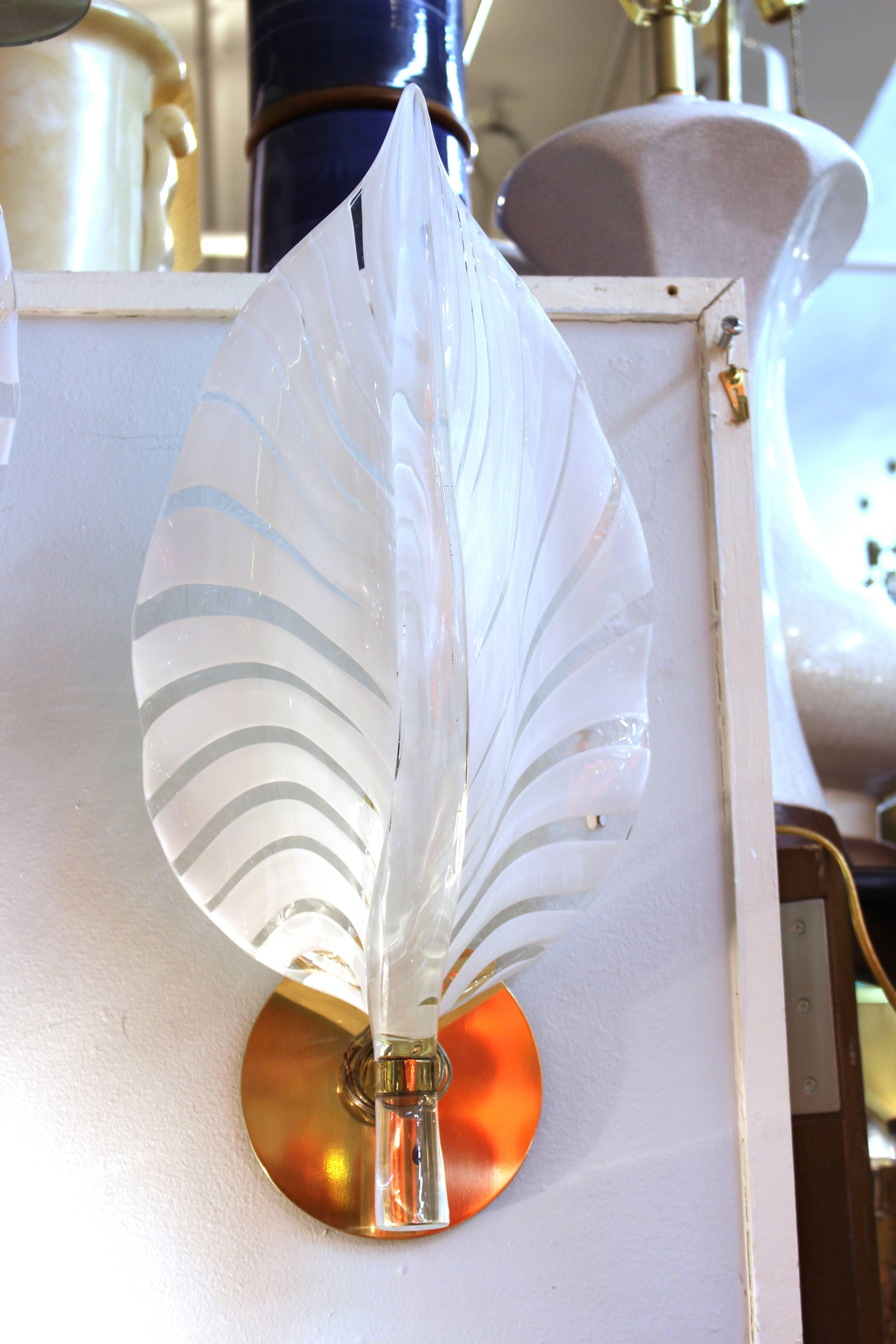 A set of three Italian Murano glass leaf sconces, in the Hollywood Regency style. The set was made in Italy and is in great vintage condition.