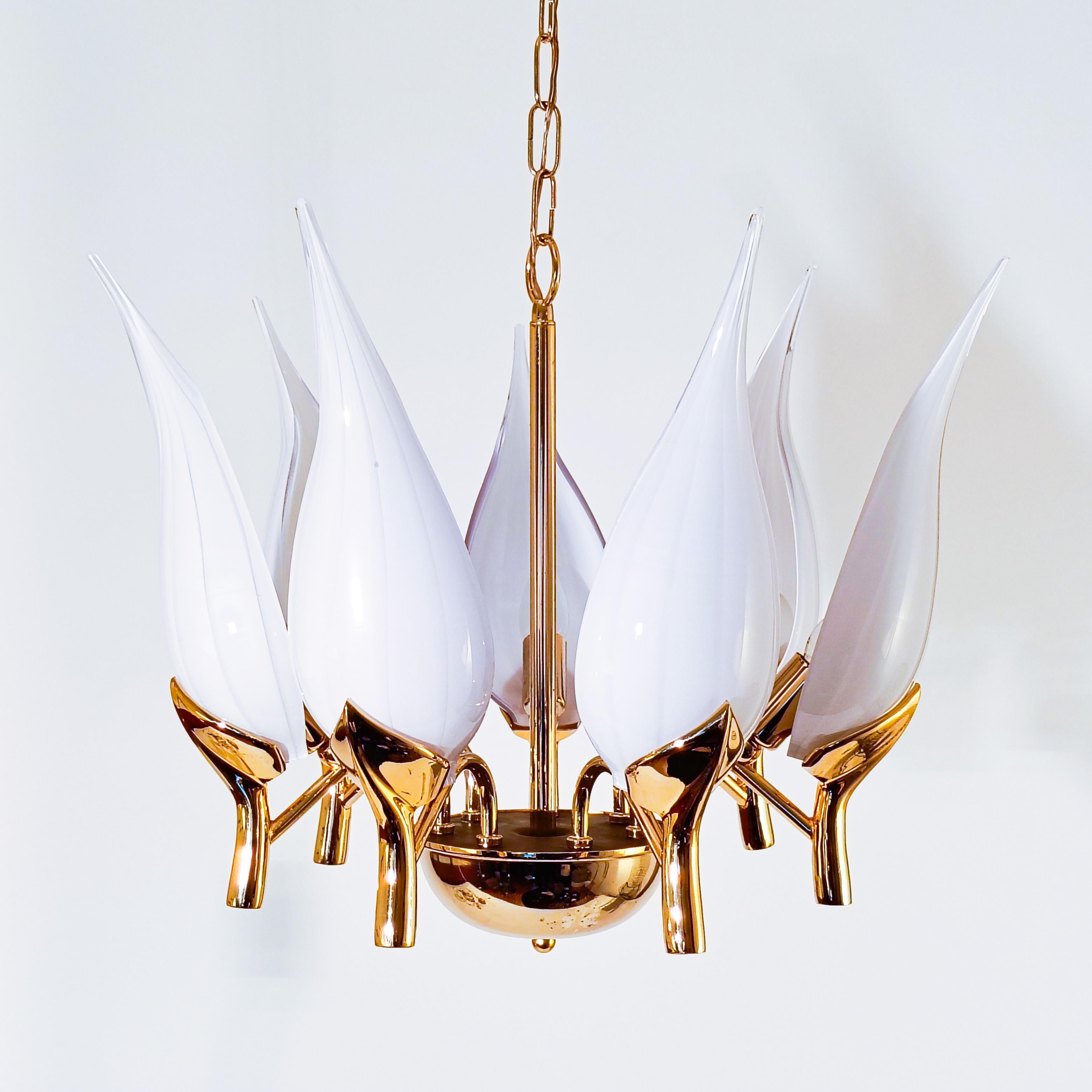 Kronleuchter mit Blättern aus Murano-Glas von F. Fabbian, Italien, 1970er Jahre. Bestehend aus 7 großen Blättern aus weißem Murano-Glas, kontrastiert mit subtilen hellgrauen Streifen in der Technik des 