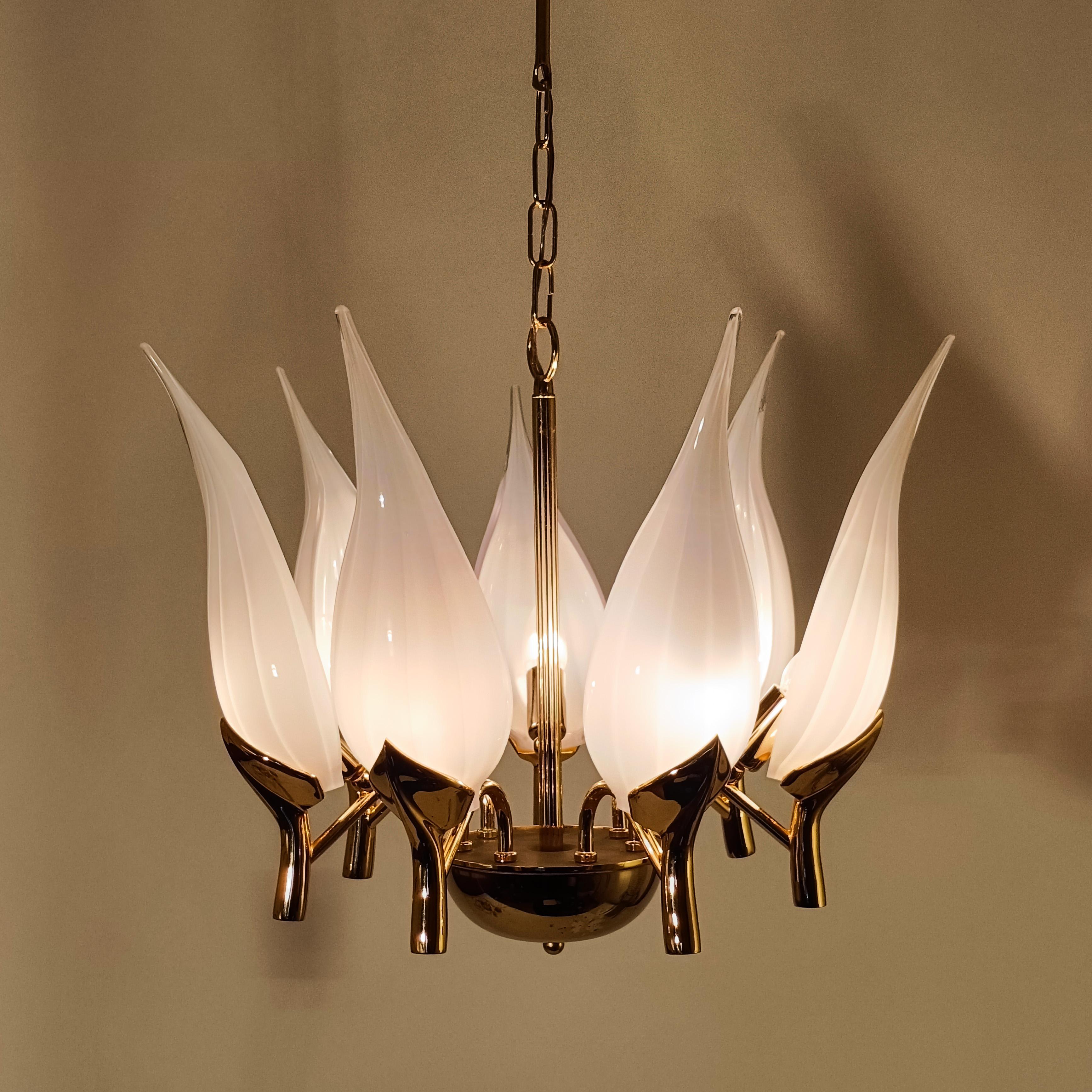 Hollywood Regency. Murano-Glasblätter-Kronleuchter von F. Fabbian, Italien, 1970er Jahre (Metall) im Angebot