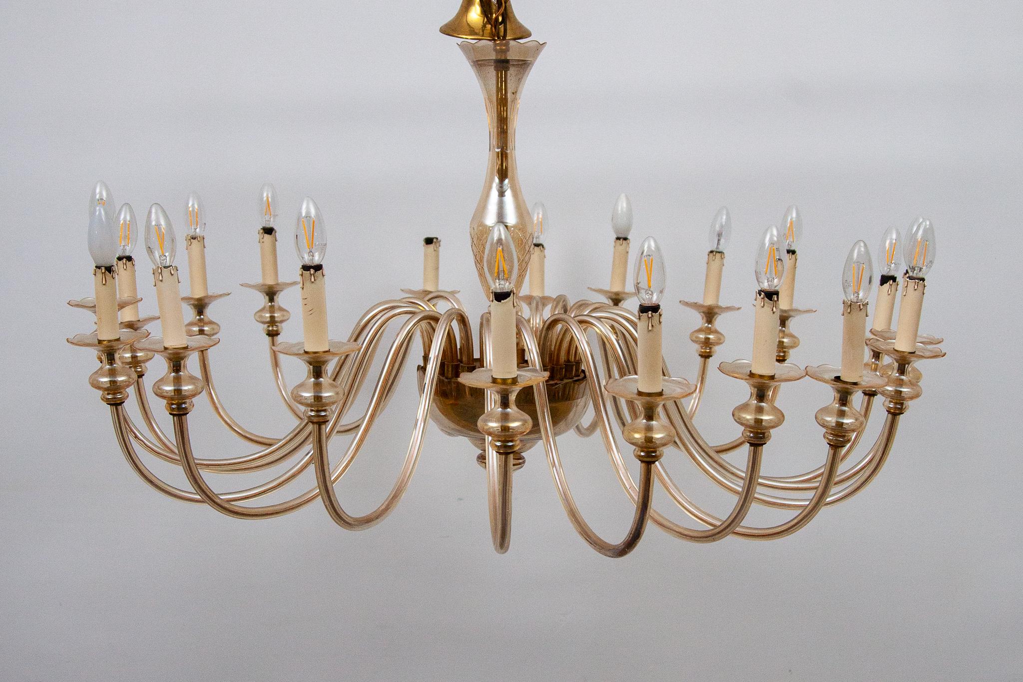 Grand lustre élégant de 120 cm de diamètre avec dix-huit bras Impressionnant lustre néoclassique vénitien en verre soufflé à la bouche de la plus haute qualité, en verre clair ambré, prévu pour 18 lampes candélabres de 25 watts E 14 ampoules