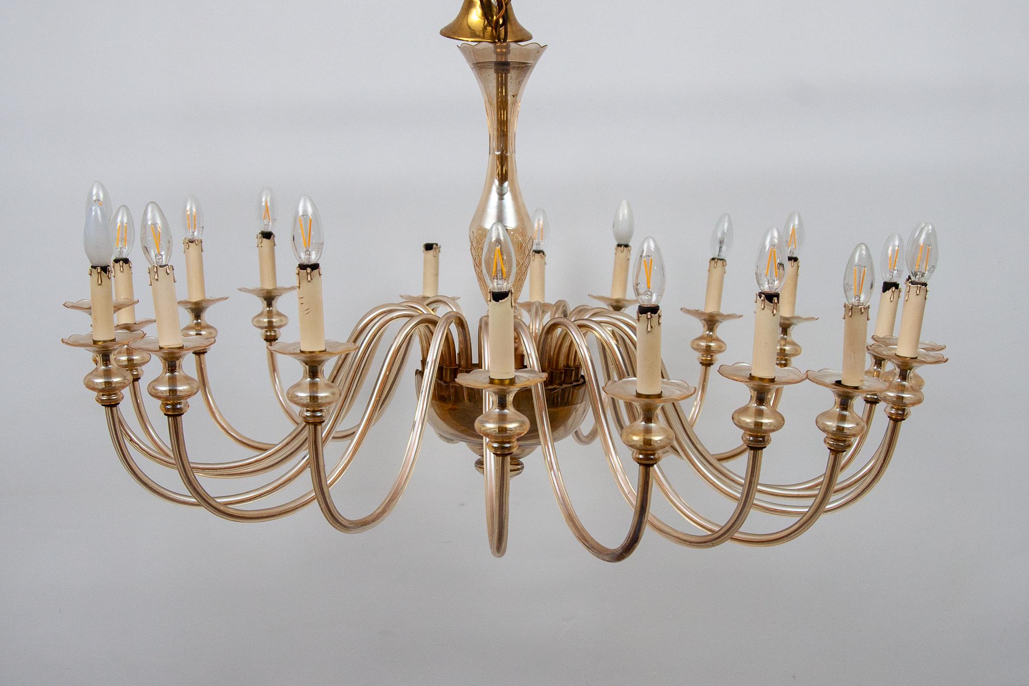 italien Lustre en verre ambré à dix-huit bras, Hollywood Regency Murano, années 1950 en vente