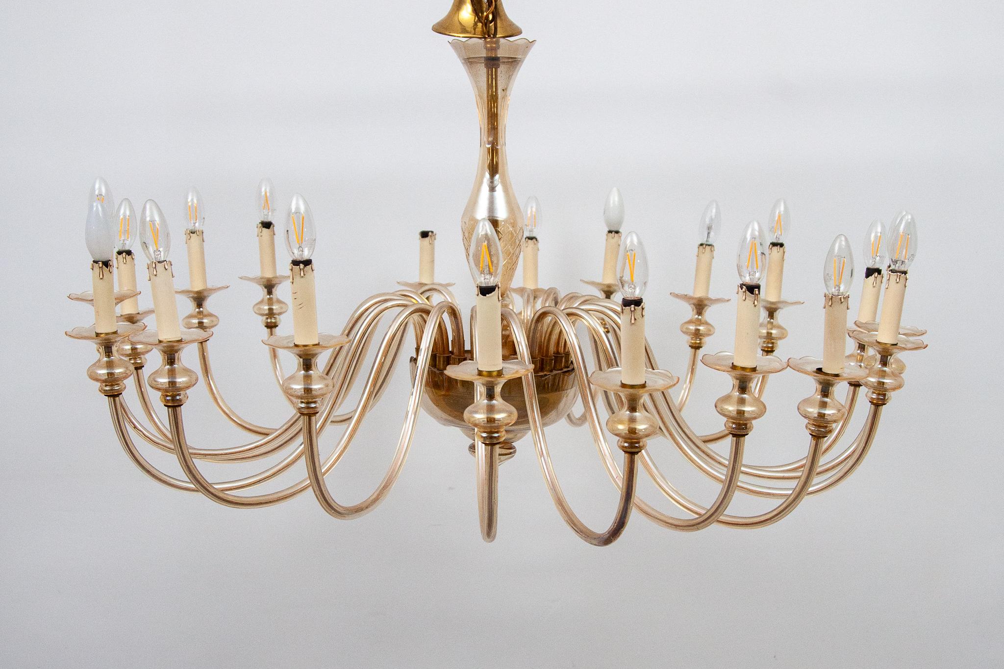 Milieu du XXe siècle Lustre en verre ambré à dix-huit bras, Hollywood Regency Murano, années 1950 en vente