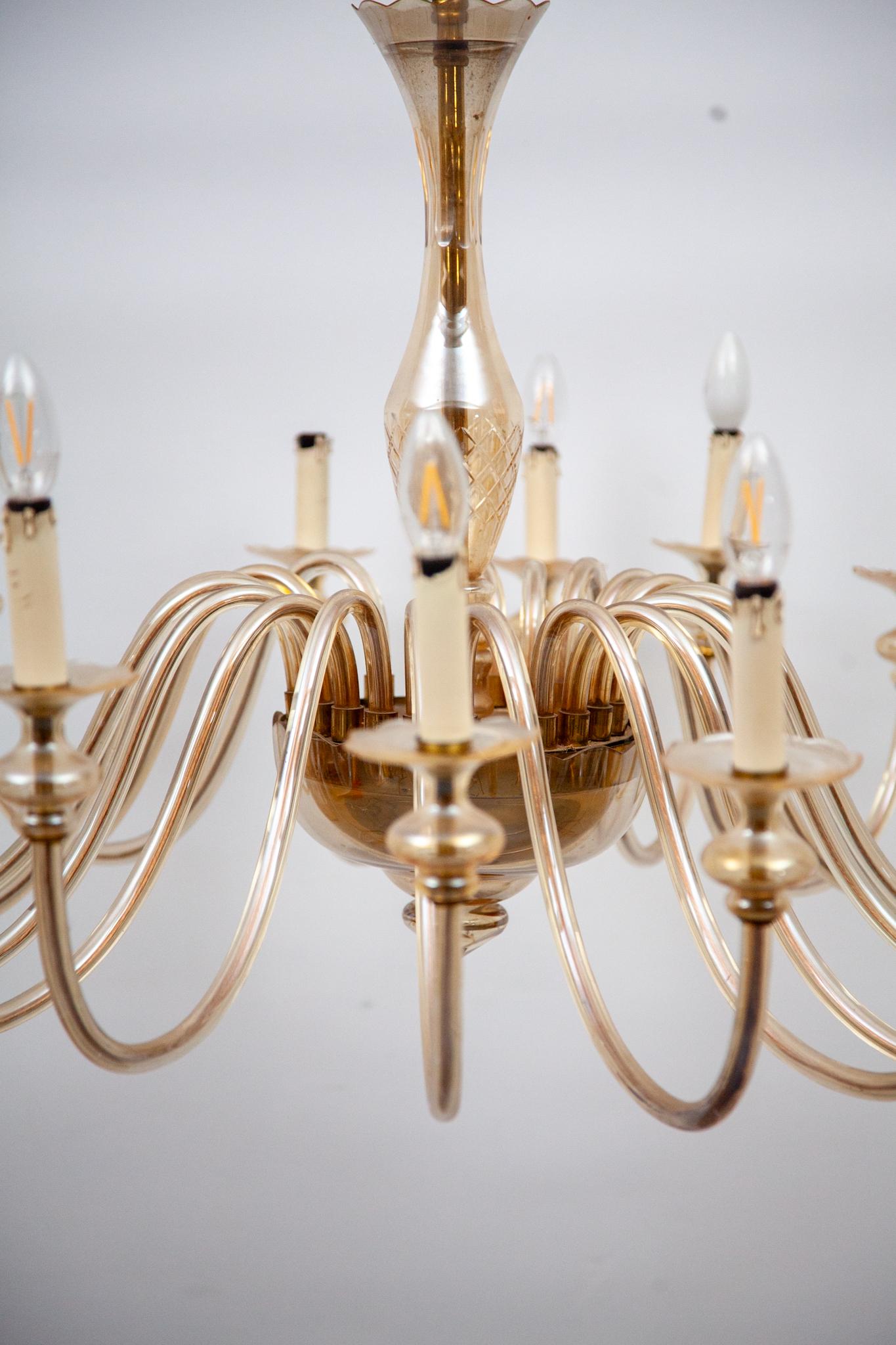 Laiton Lustre en verre ambré à dix-huit bras, Hollywood Regency Murano, années 1950 en vente